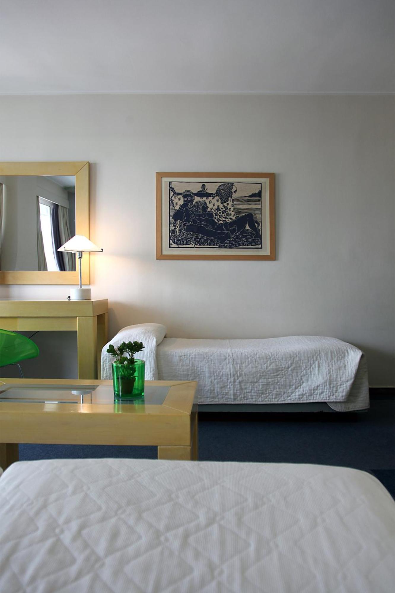 Comfort Room Three Single Beds Non-Smoking