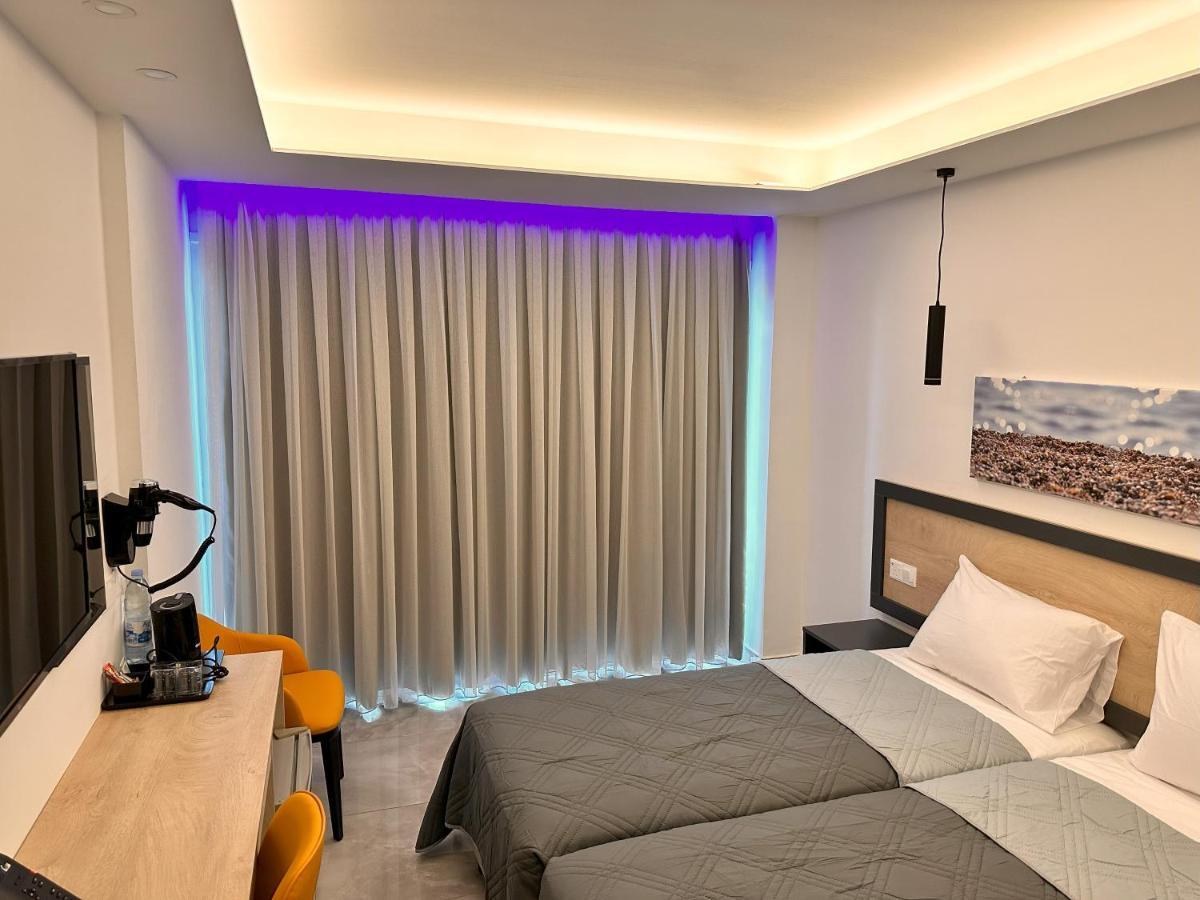 Doppel-/Zweibettzimmer mit Poolblick