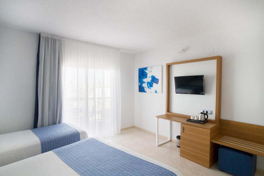 Quarto Triplo Standard com Ar Condicionado e Vista Parcial do Mar