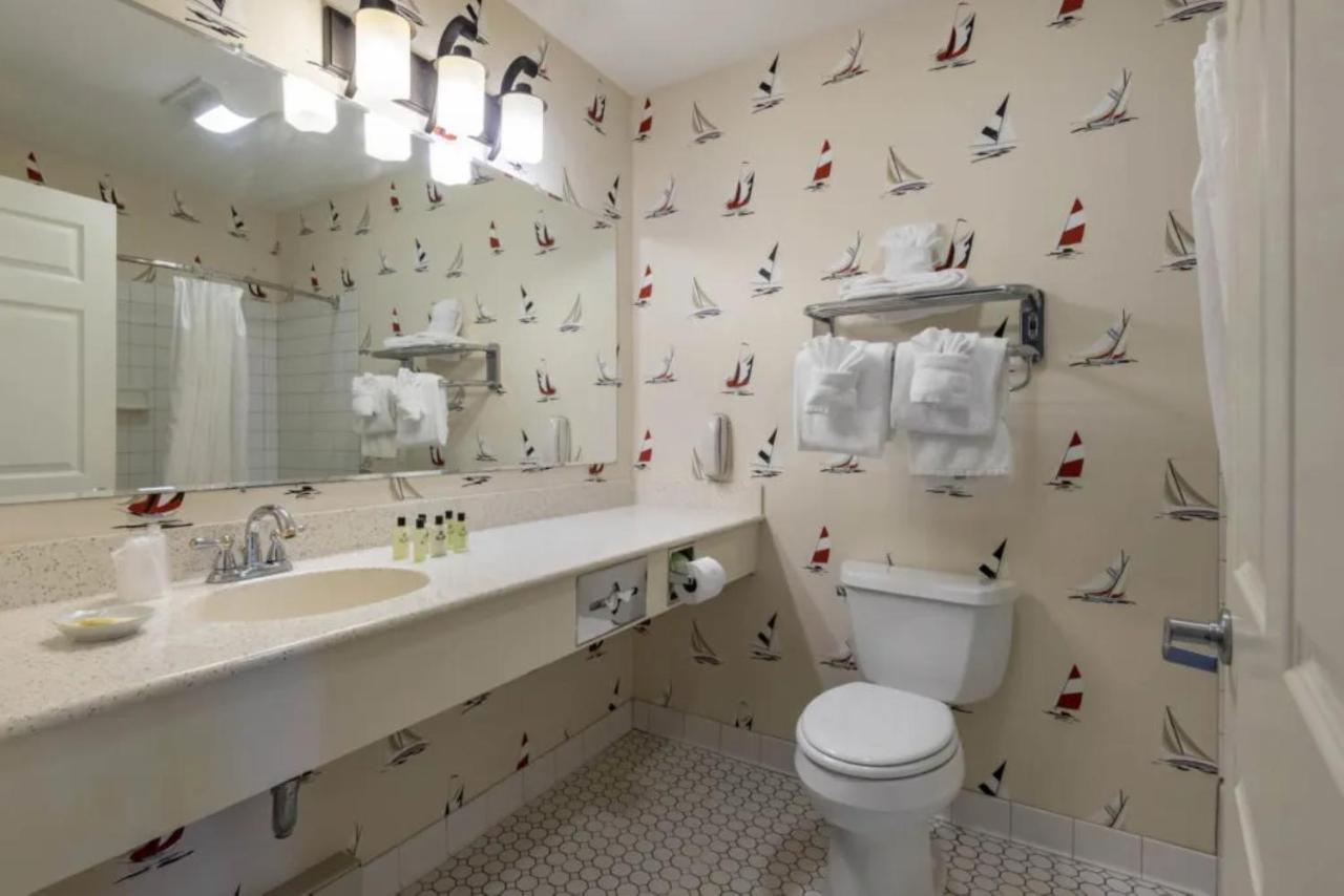 Harbor Village Admiral Suite