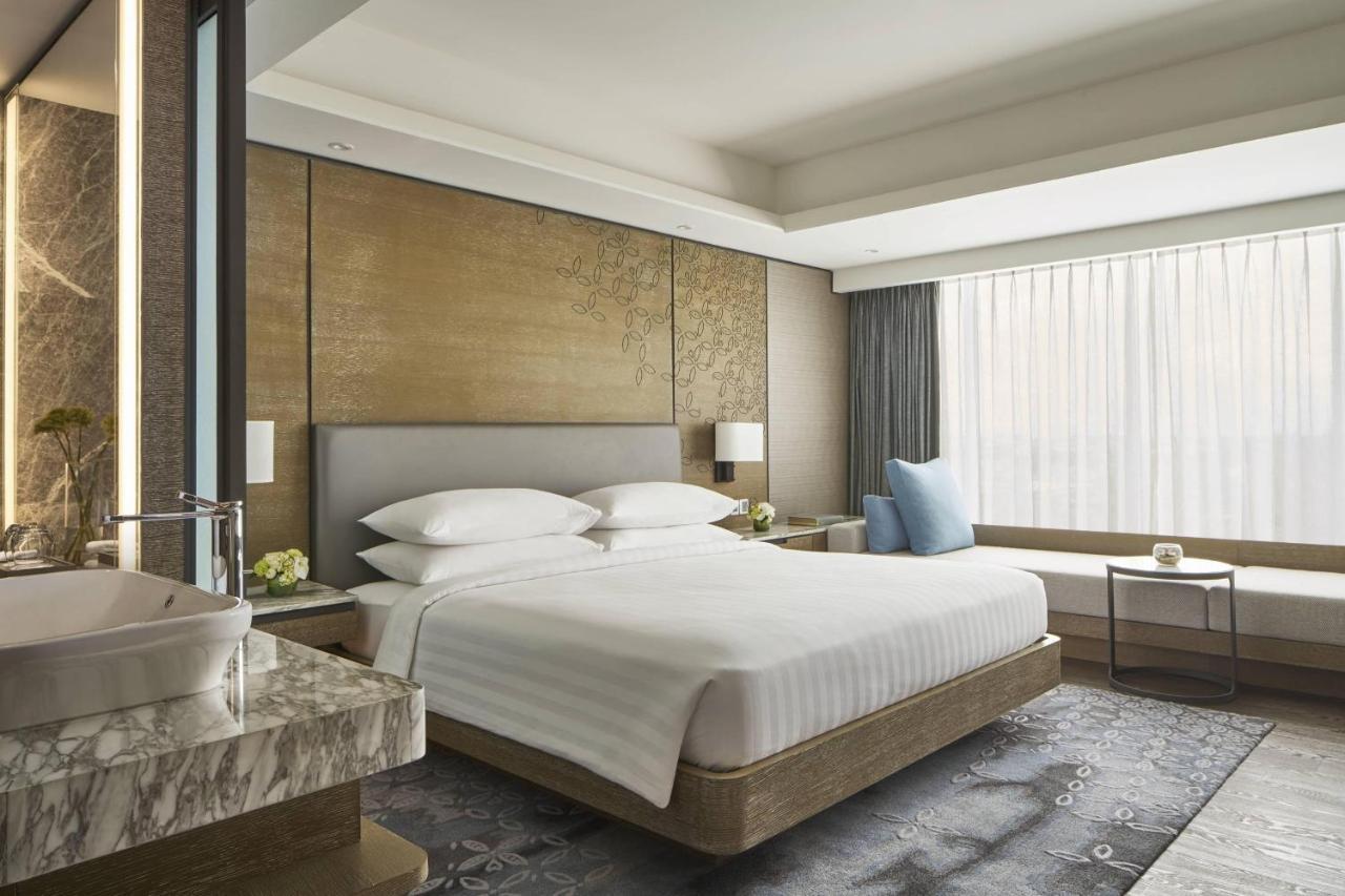 M Club lounge access, Guest room, 1 King, City view