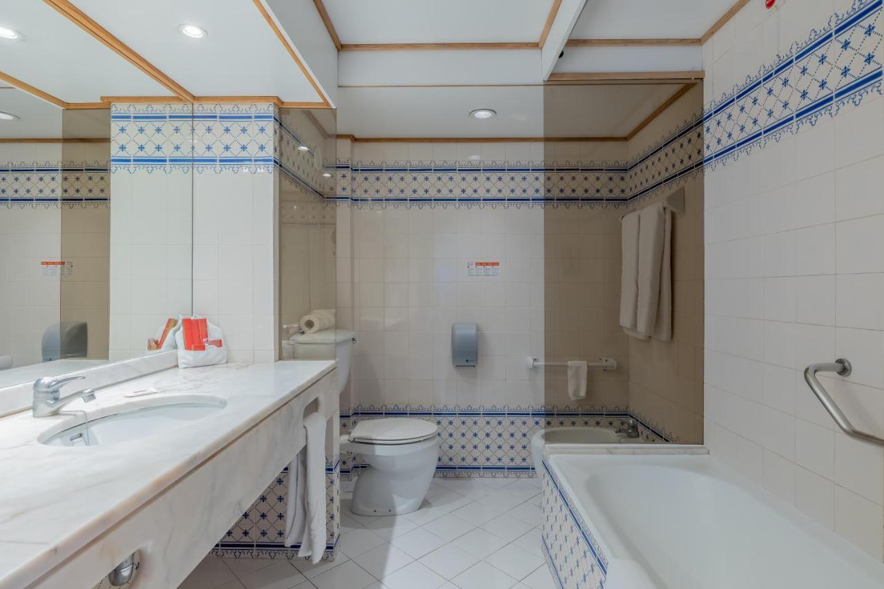 Deluxe One-Bedroom Apartment