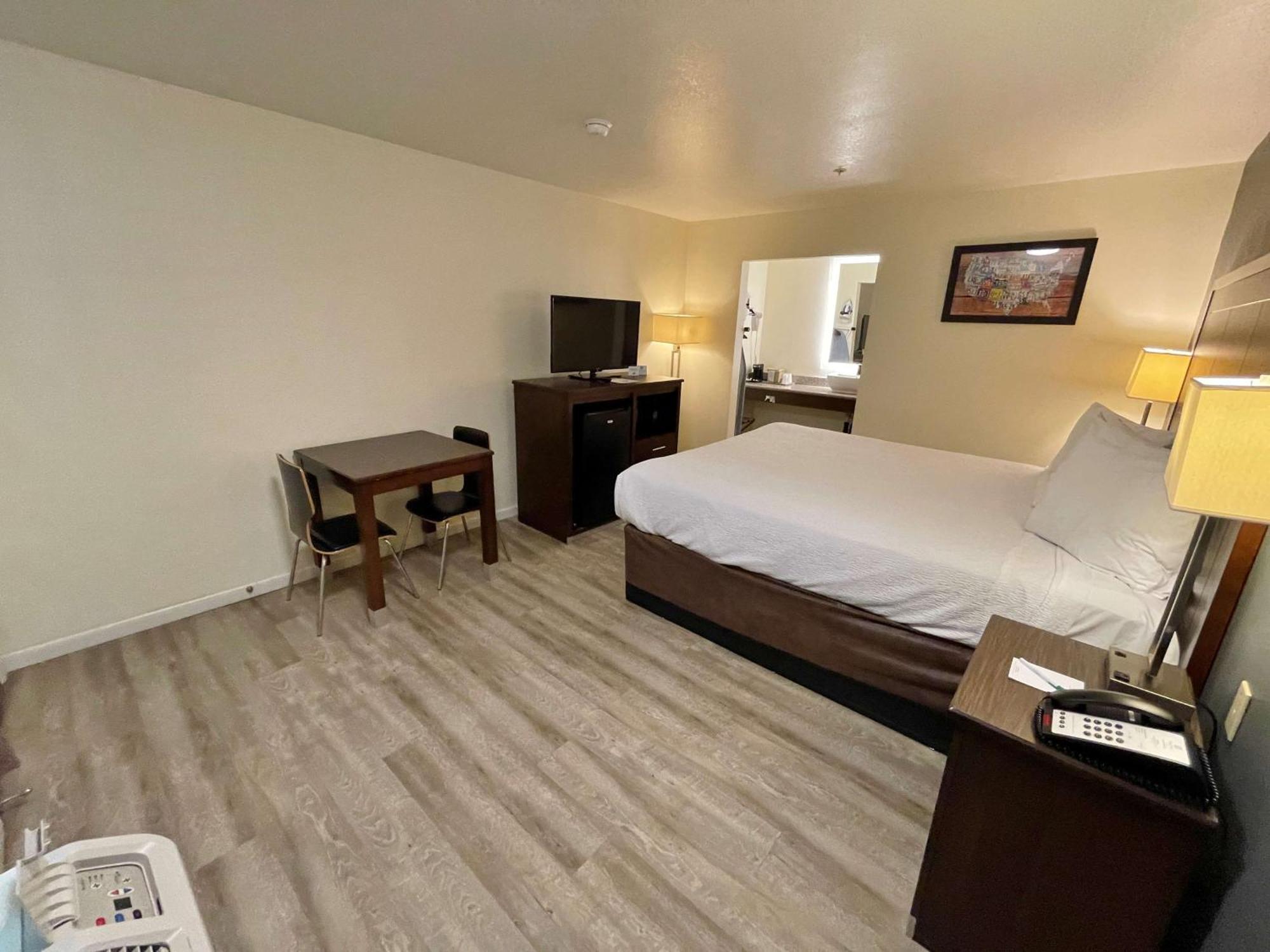 Queen Room - Non-Smoking