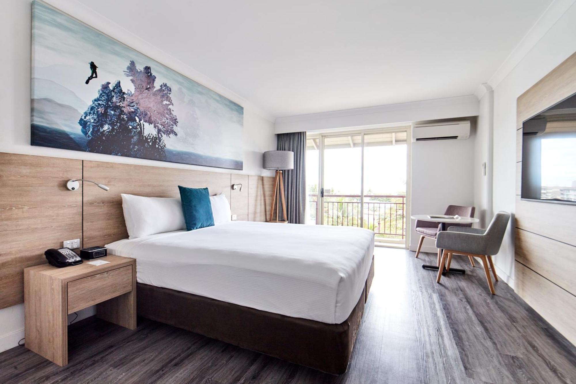 Deluxe King Room Pool View