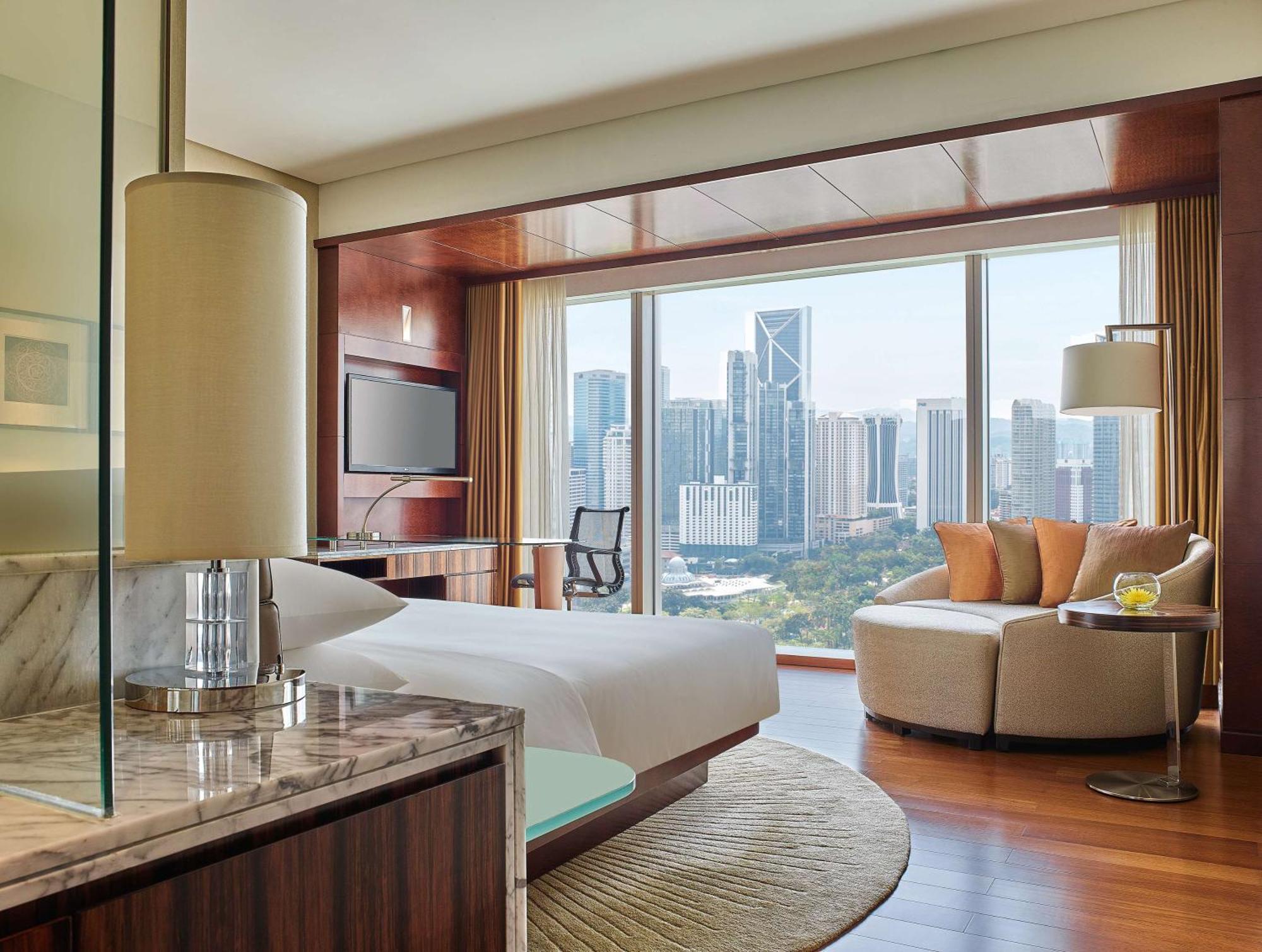 Habitación con cama extragrande y vistas al jardín