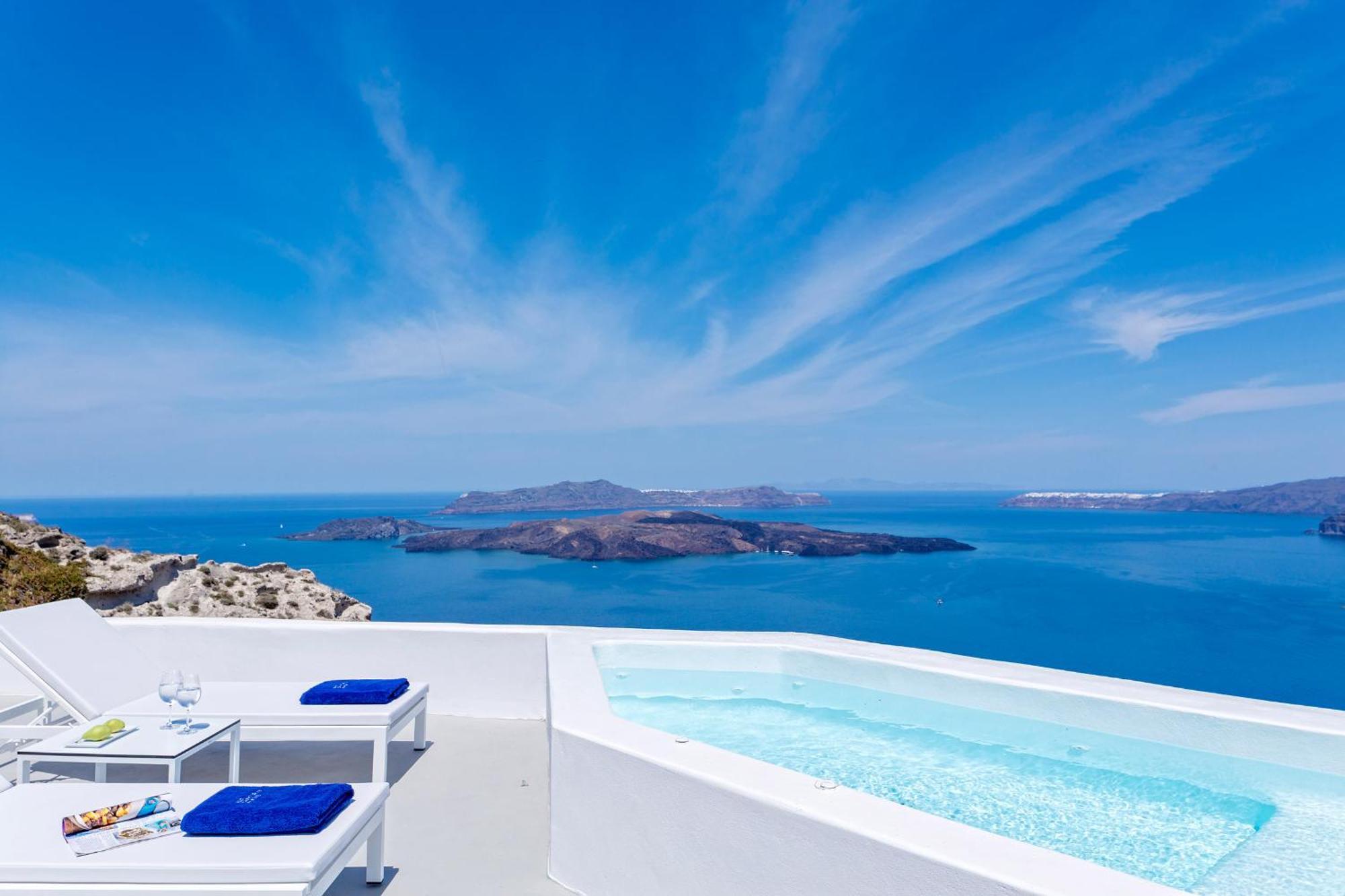 Junior Suite with Private Heated Plunge Pool and Caldera View