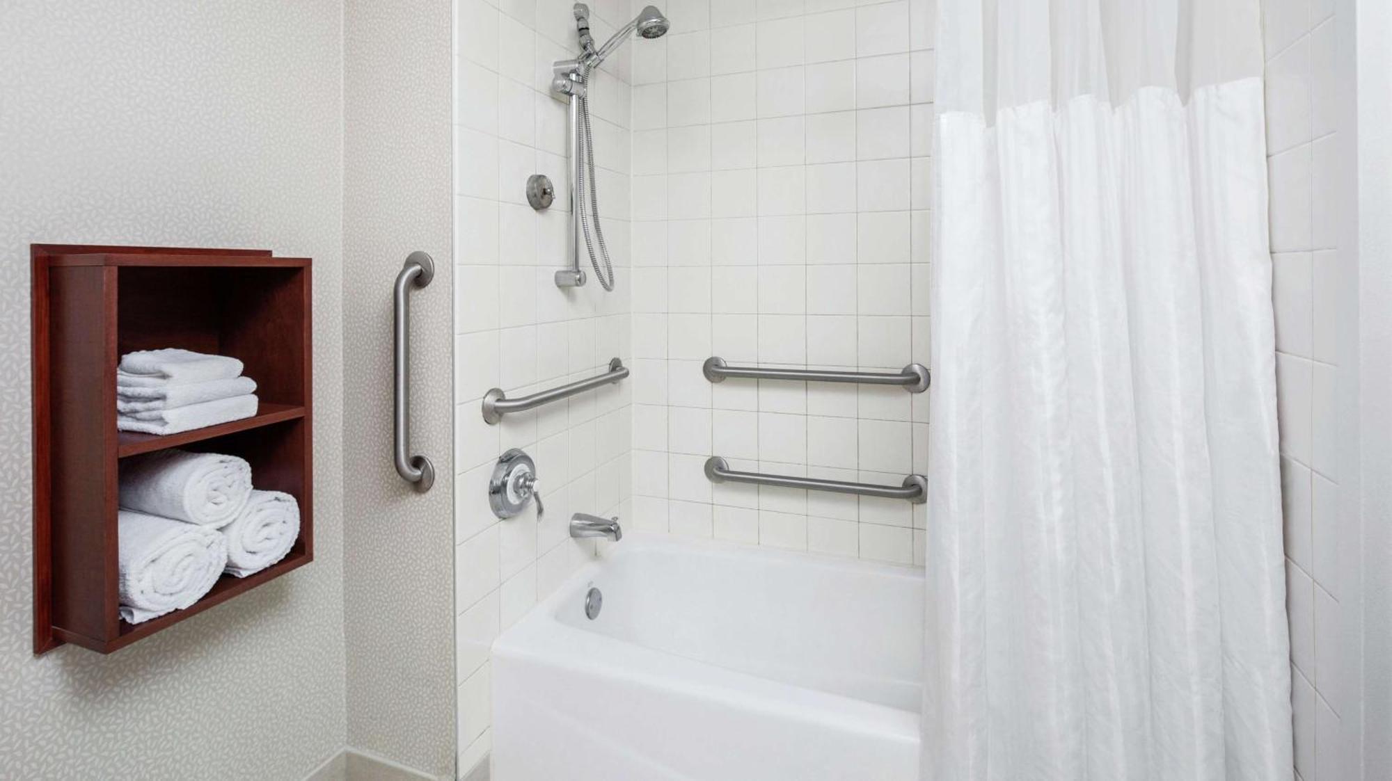Quarto com Cama King-size e Banheira com Acessibilidade - Acessível para Hóspedes com Deficiência Auditiva e Mobilidade Reduzida