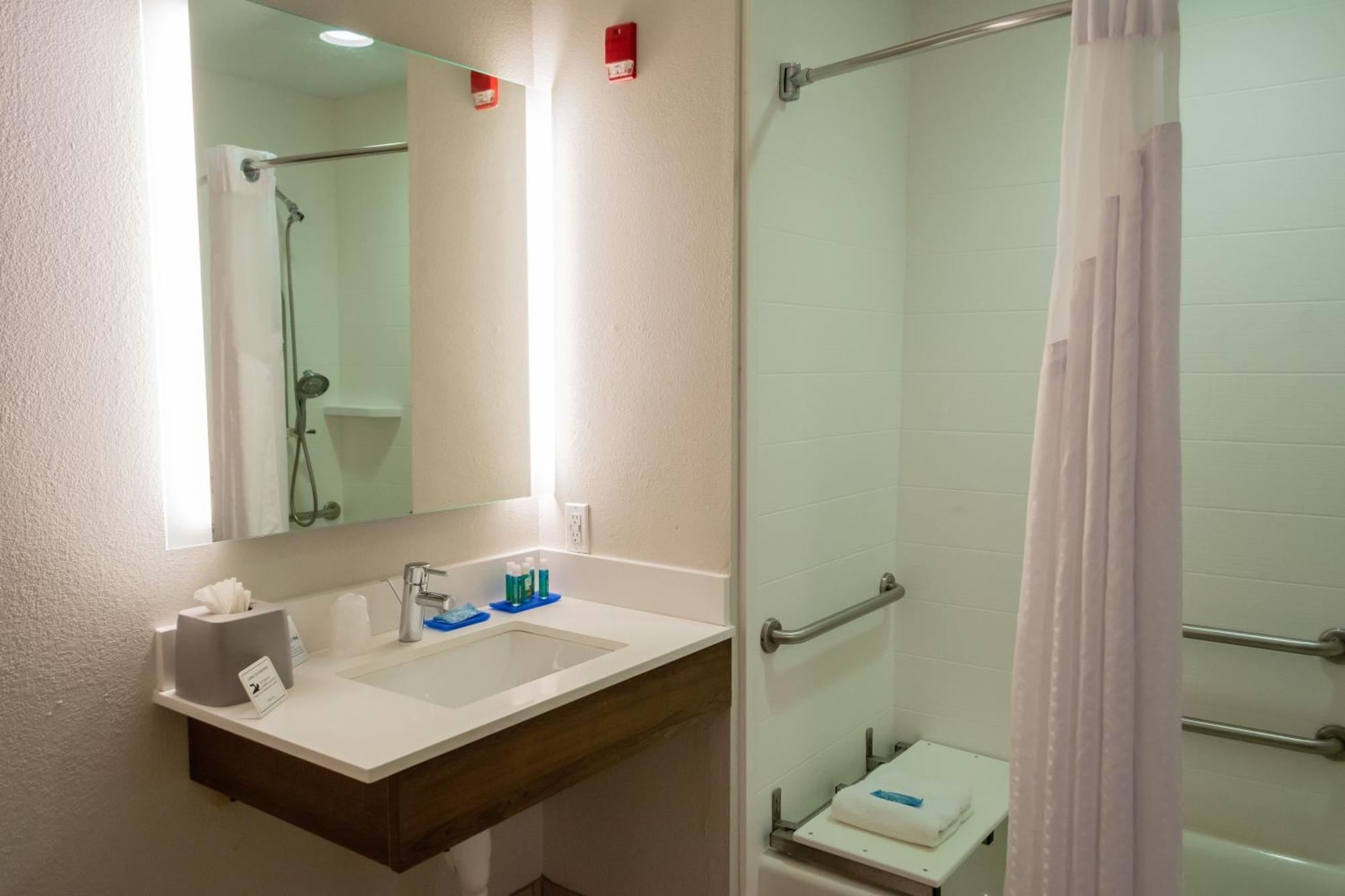 Standard King Room with Accessible Tub - Mobility Access
