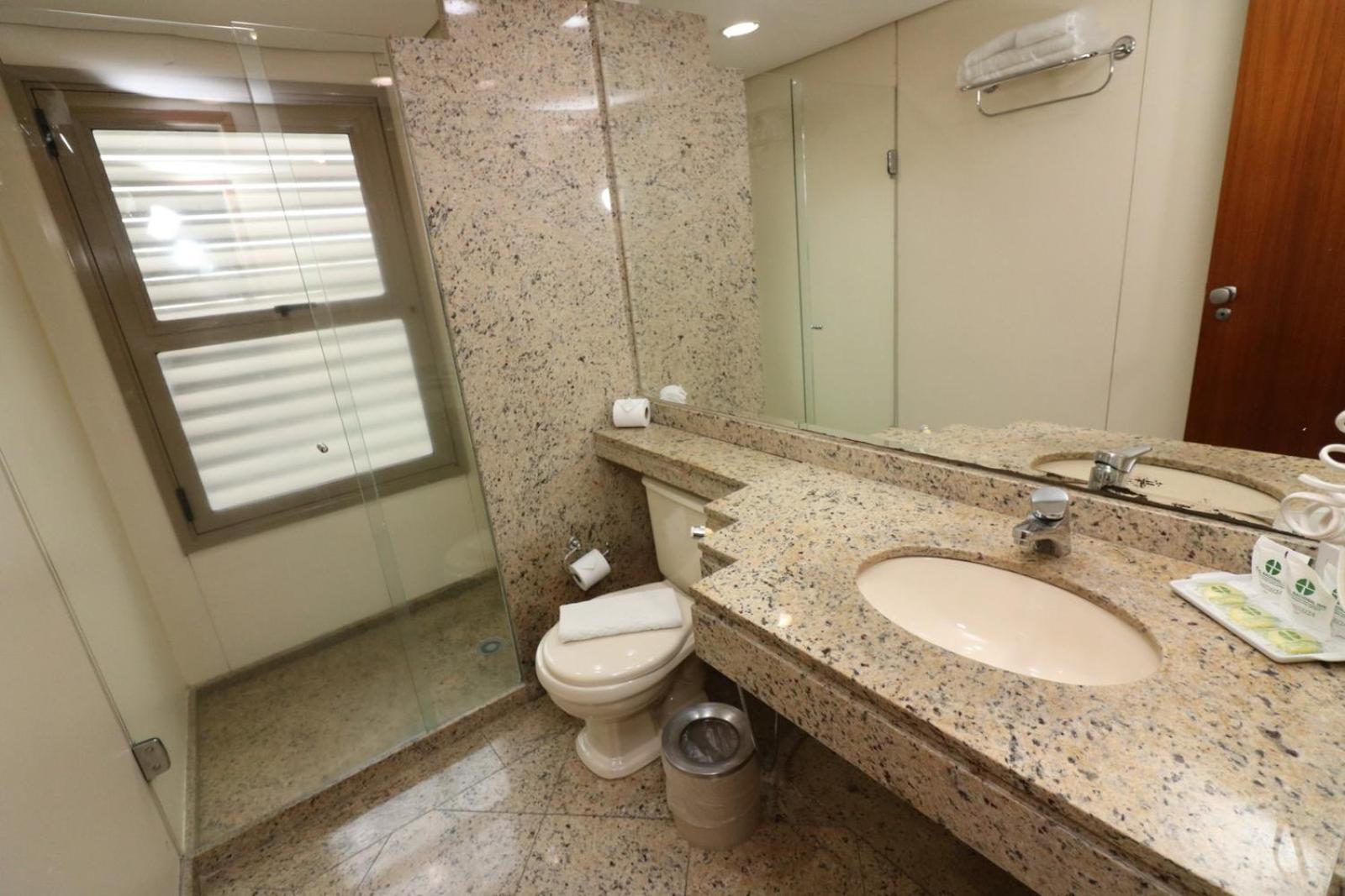 Quarto Triplo Executivo com 3 Camas de Solteiro