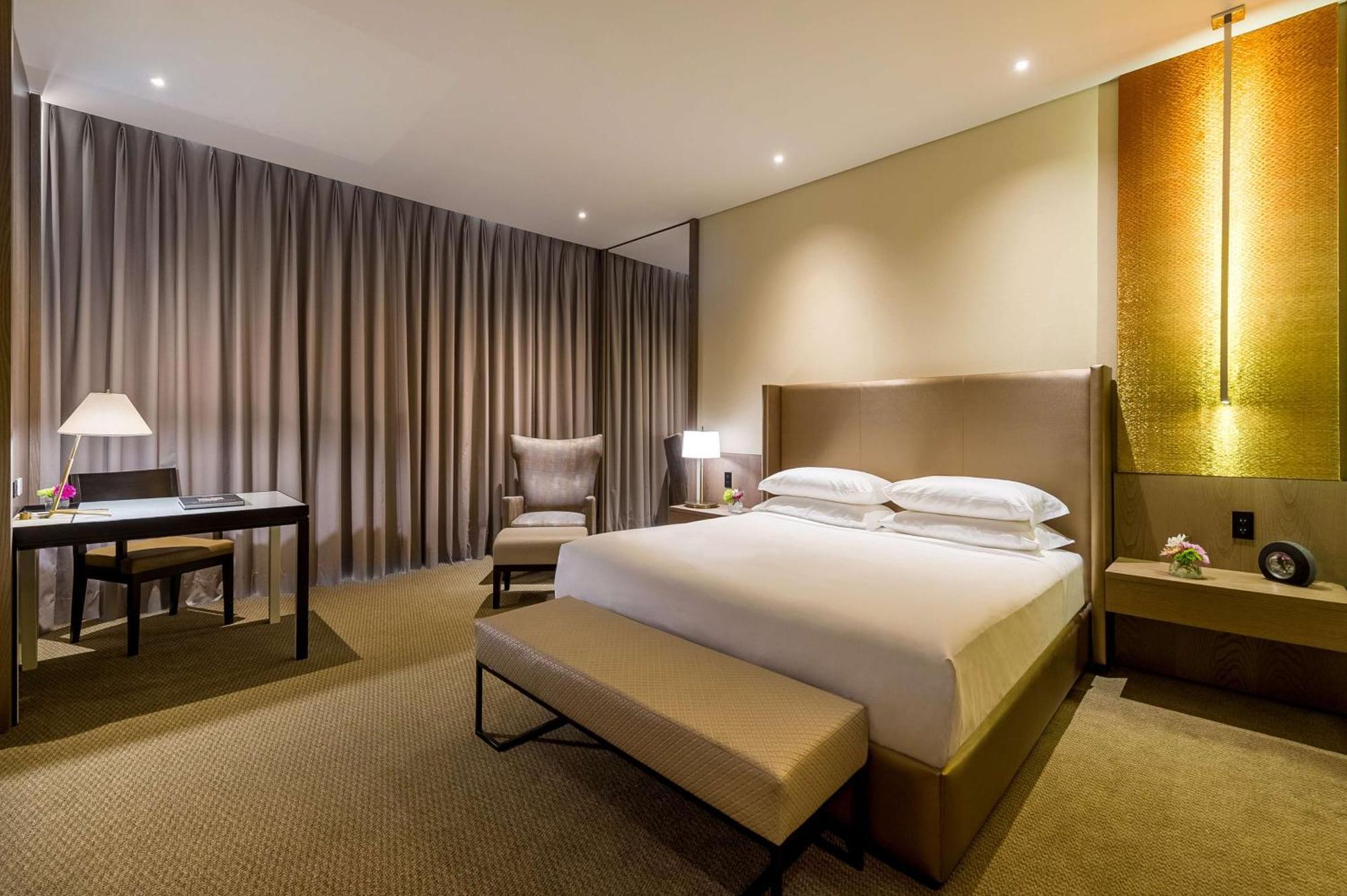 Quarto com Cama King-size e Chuveiro Acessível a Cadeirantes - Unidade Acessível para Hóspedes com Mobilidade Reduzida