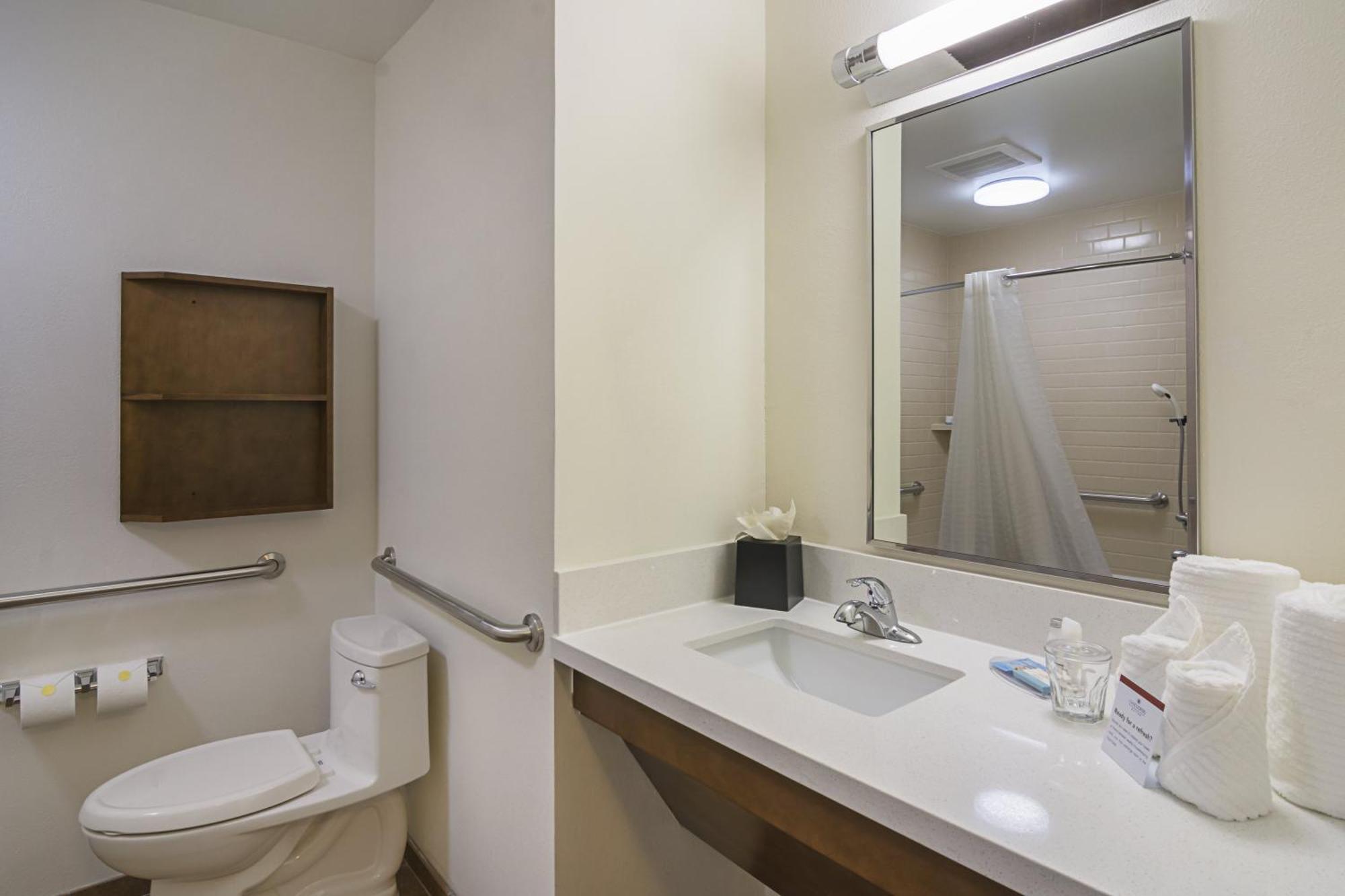 Queen Studio Suite Roll Shower Mobility Accessible,1666695394:JPEG