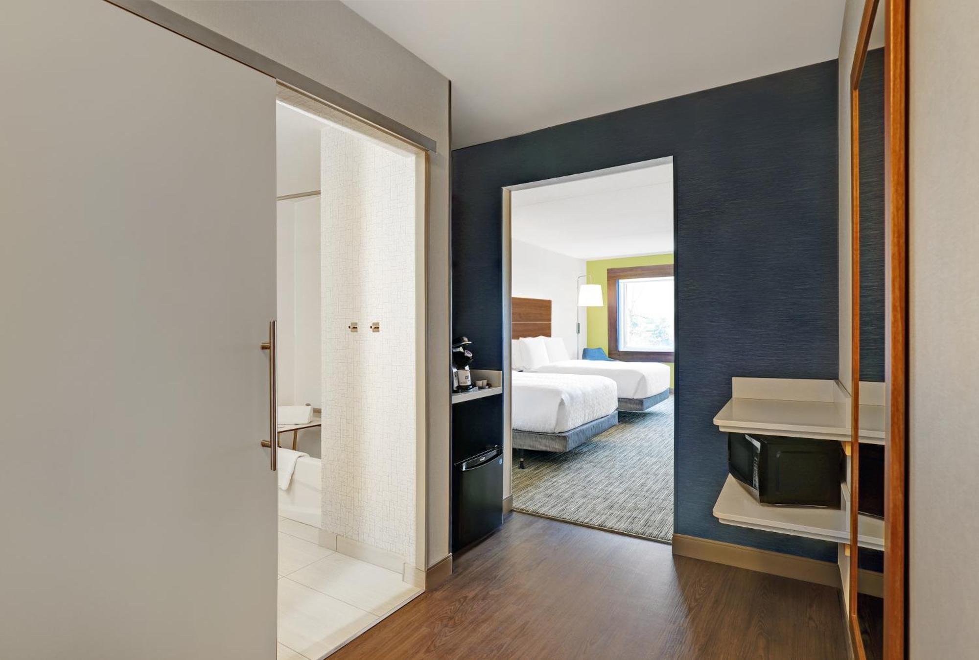 Standard Queen Room Two Queen Beds Mobility Accessible Tub