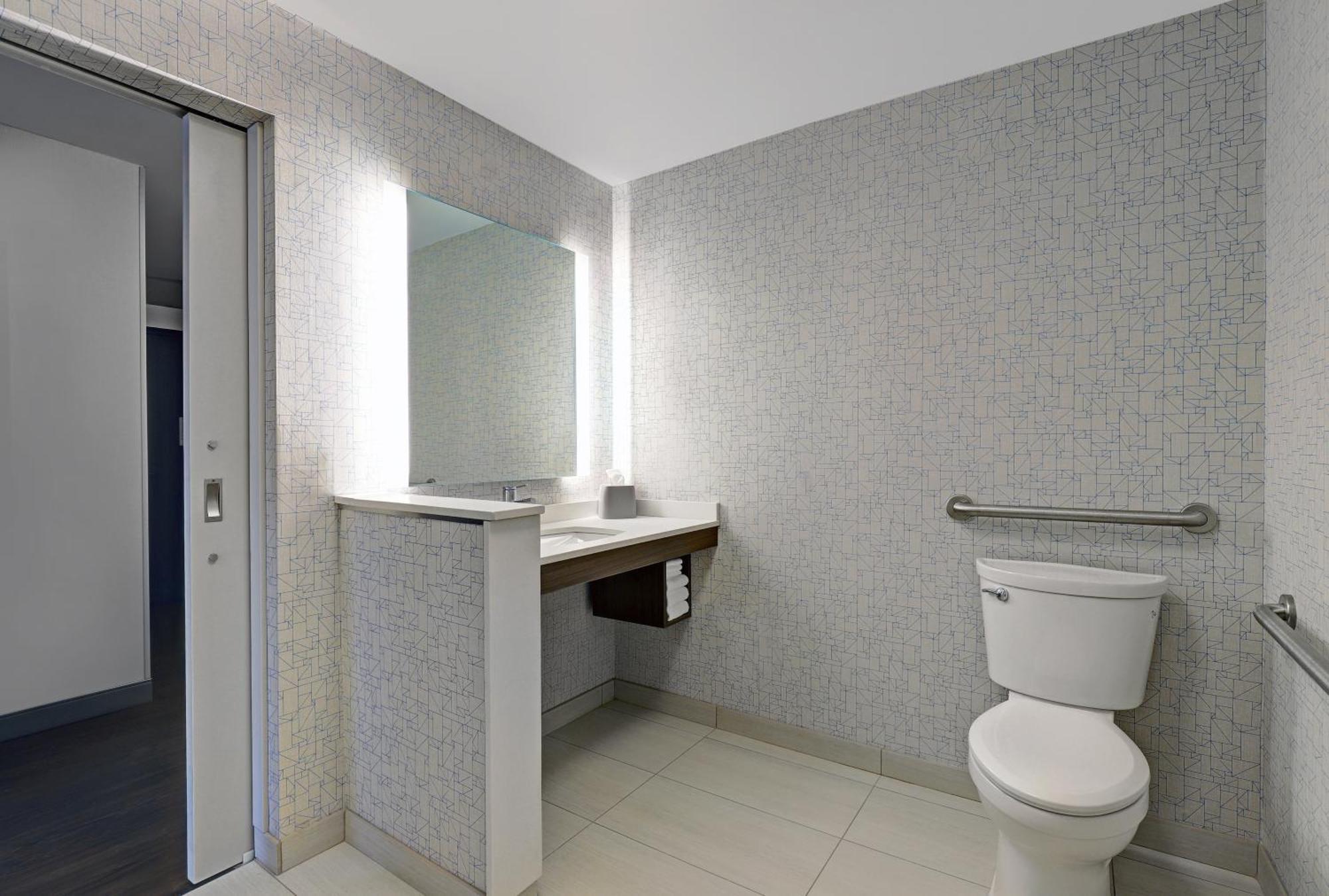 Standard Queen Room Two Queen Beds Mobility Accessible Tub