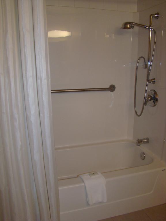 Chambre Lit King-Size - Accessible aux Personnes à Mobilité Réduite - Non-Fumeurs