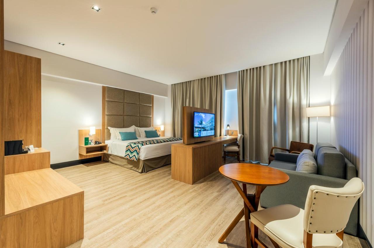 Suíte com Cama King-size e Vista da Piscina