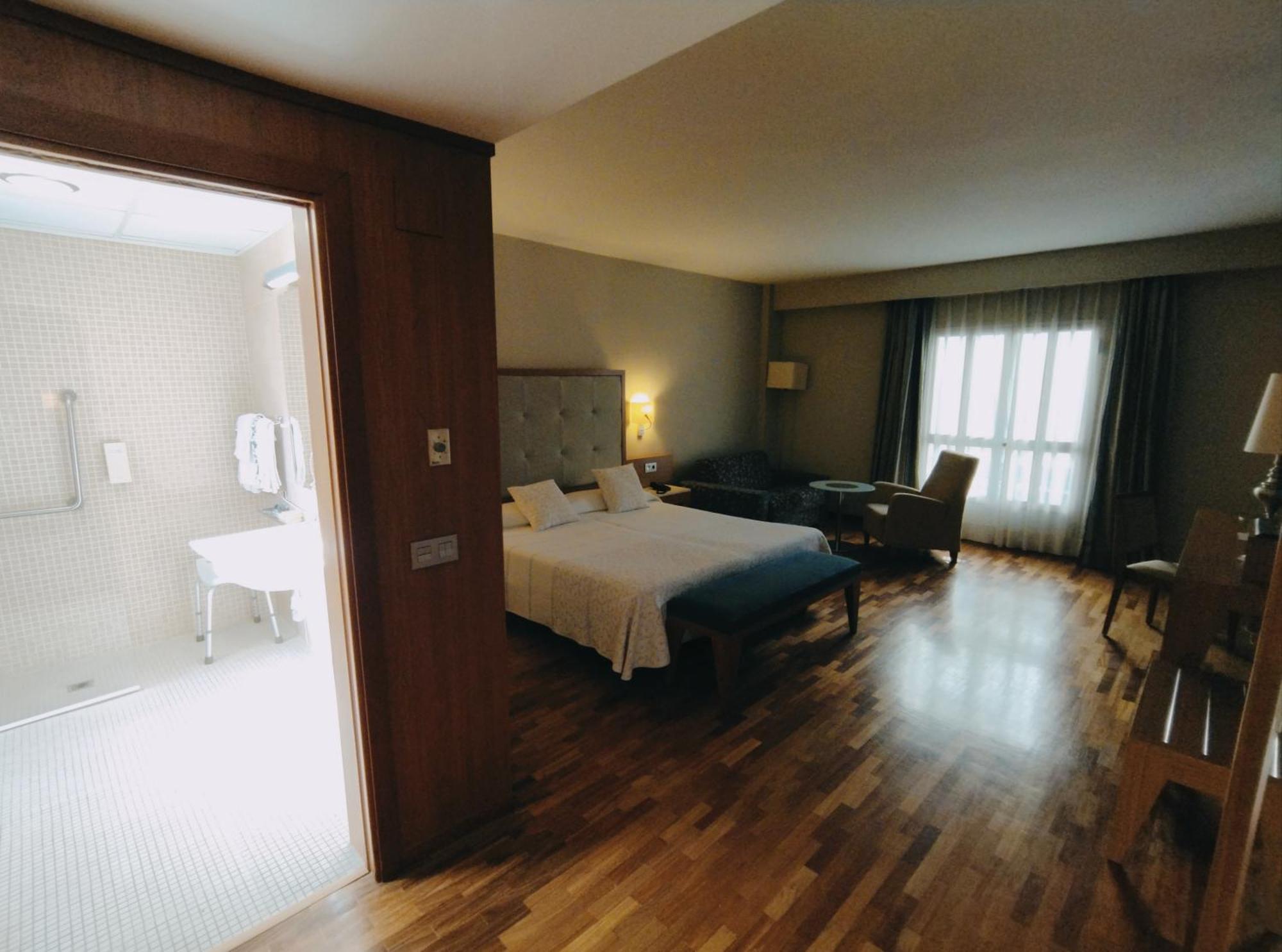 Superior Twin Room Disability Access,1477203103:JPEG