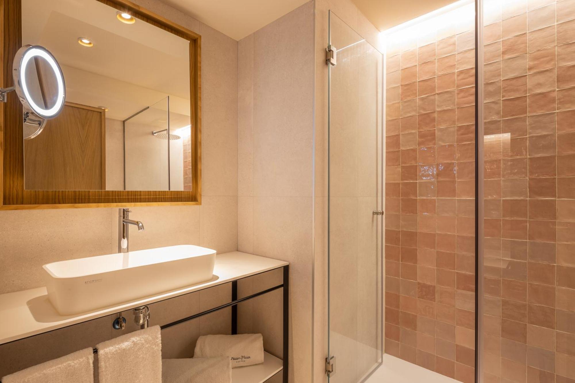 Deluxe Room,1479485843:JPEG