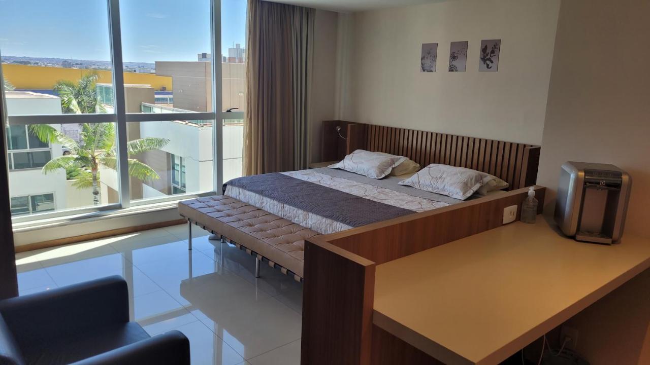 Suíte com Cama King-size e Vista da Piscina