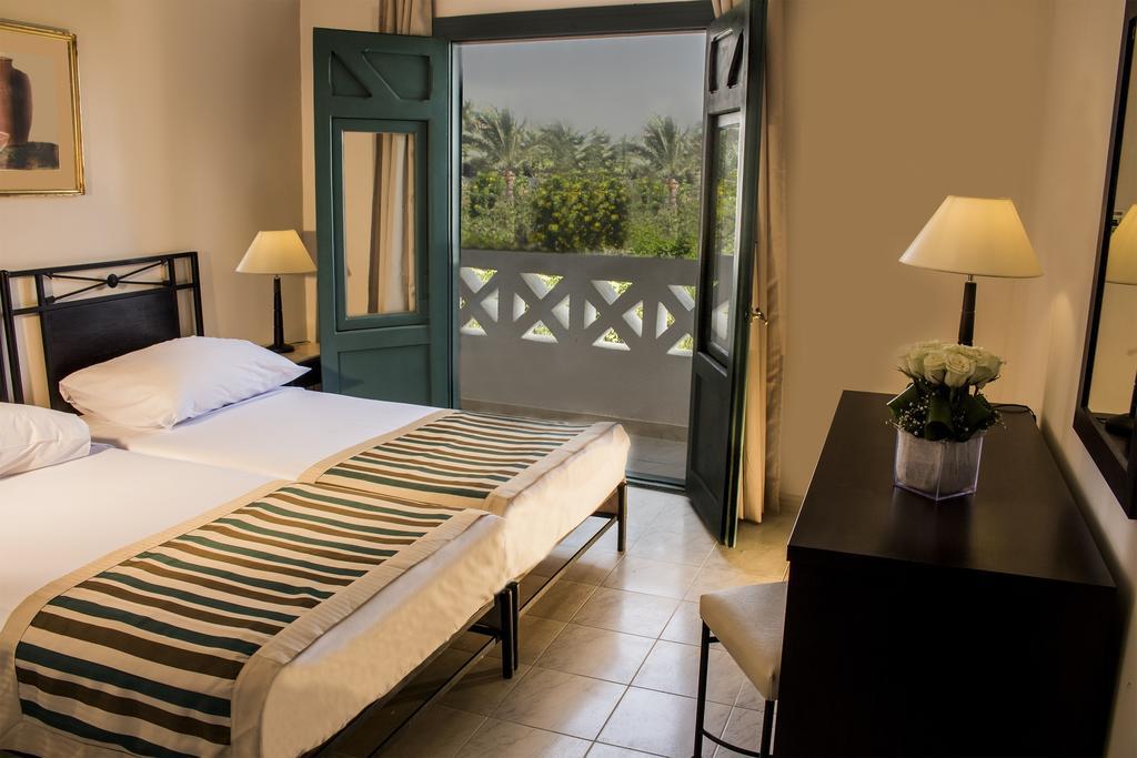 Camera Famigliare con Letto Queen-Size e Vista Giardino