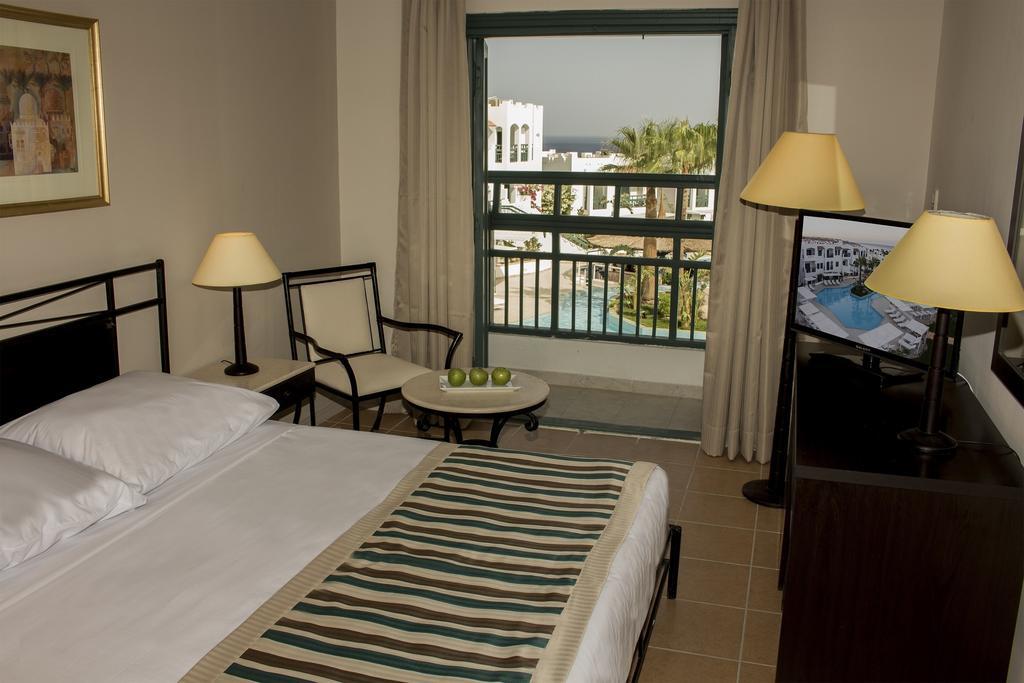 Camera Superior con Letto Queen-Size o 2 Letti Singoli e Vista Piscina