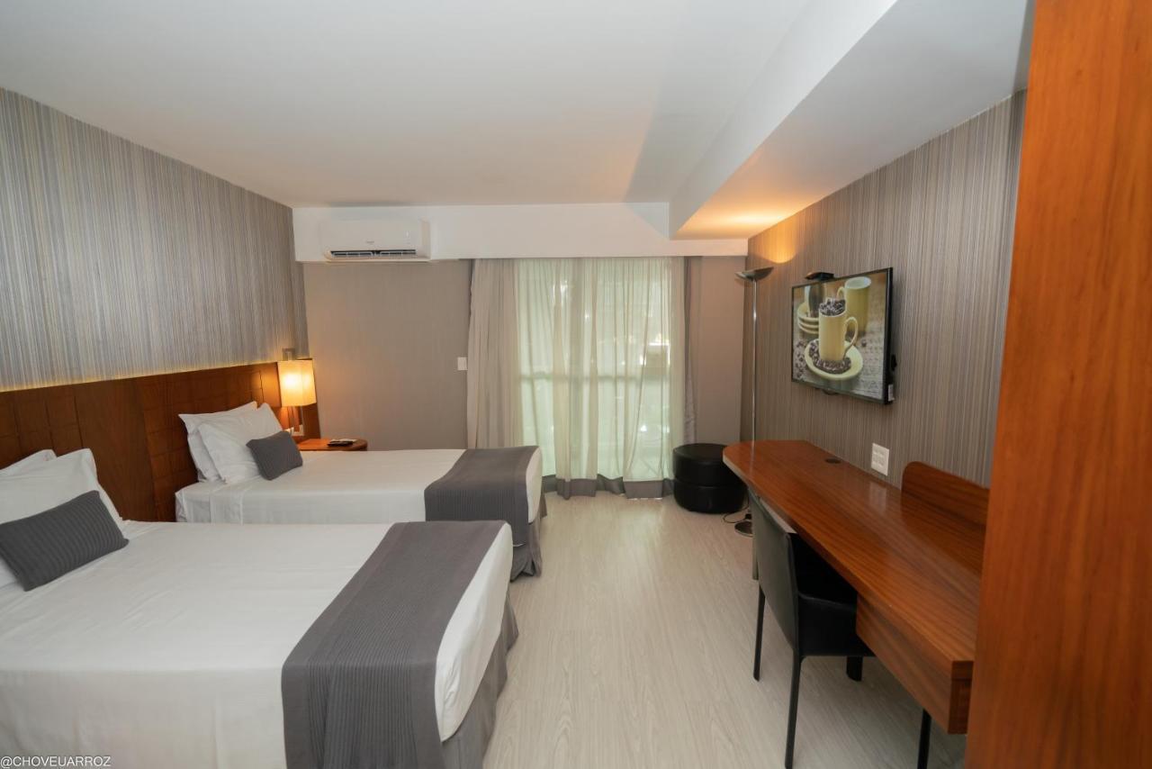 Quarto de Luxo com 2 Camas de Solteiro e Vista da Rua