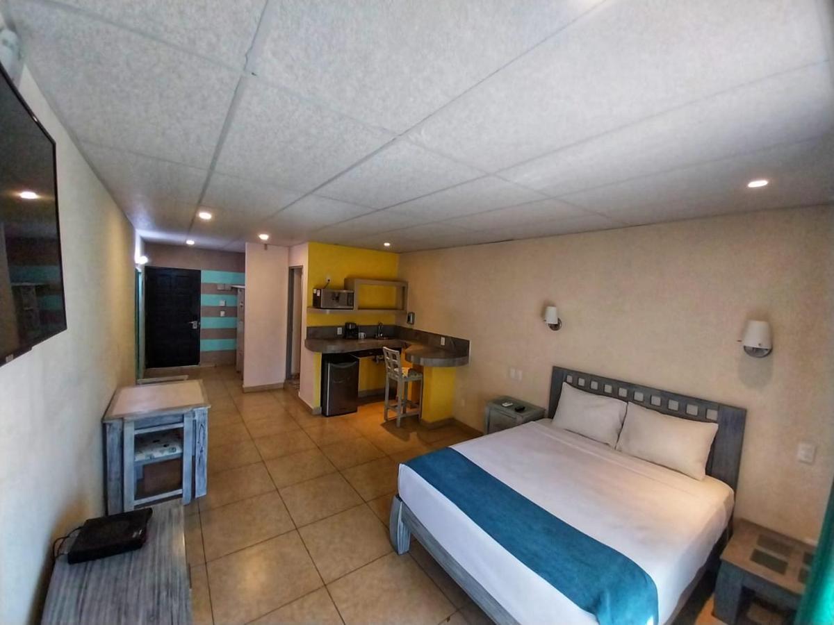 Habitación con cama grande y balcón