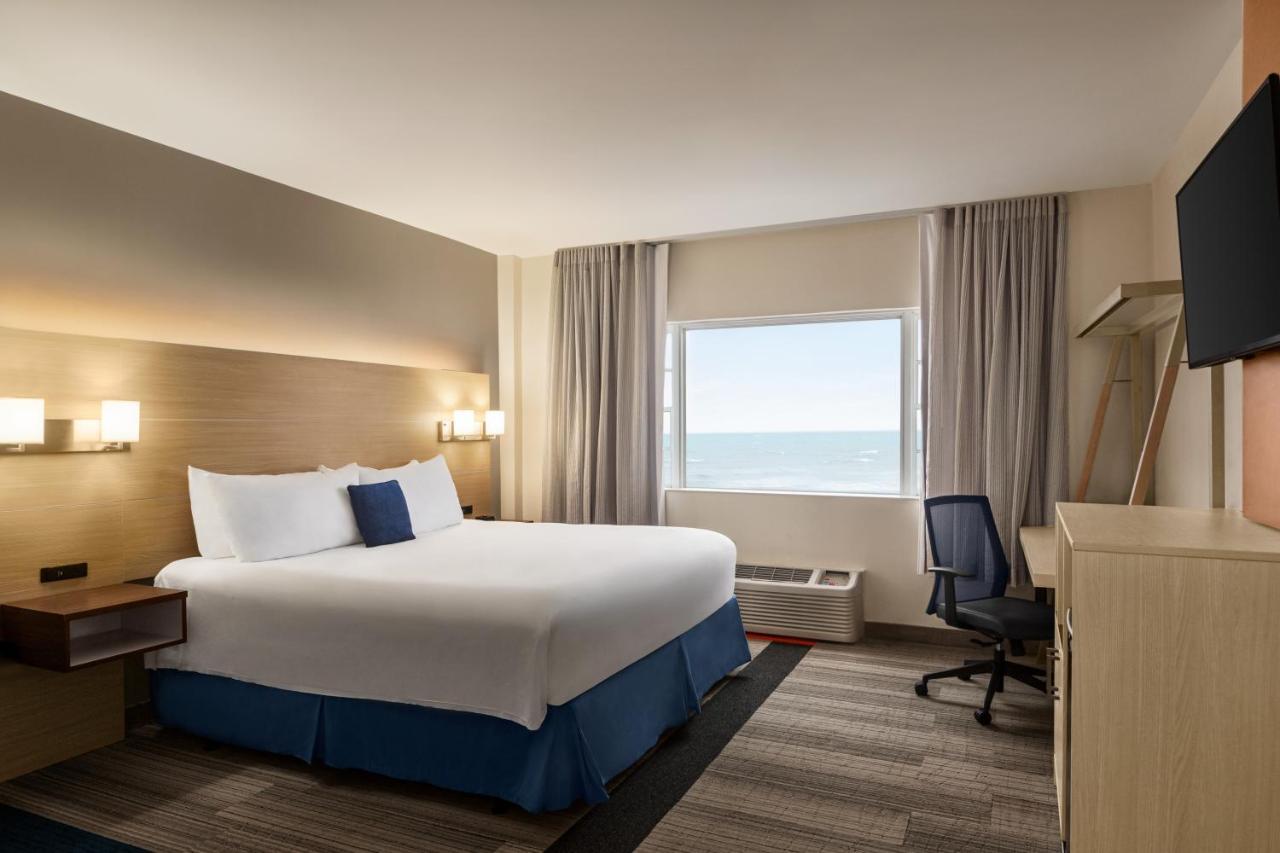 Habitación con cama extragrande y vistas al mar