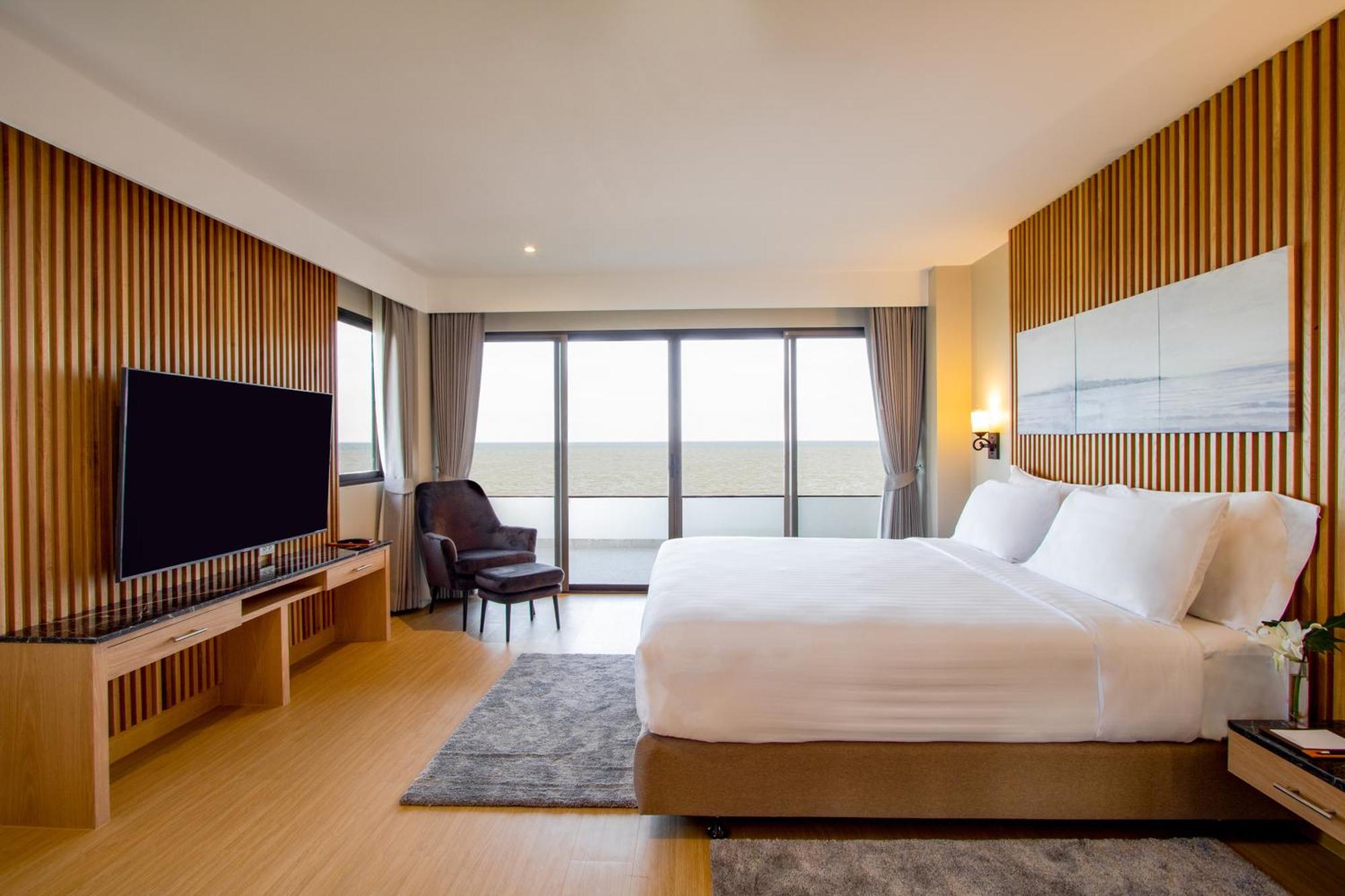 3-Bedroom Seaview Apartment