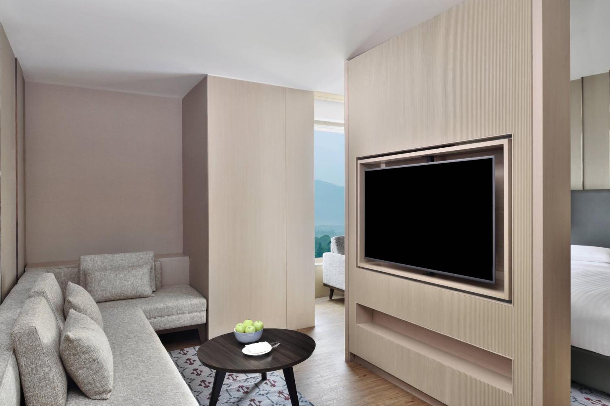 Junior Suite with M Club lounge access, Mountain view