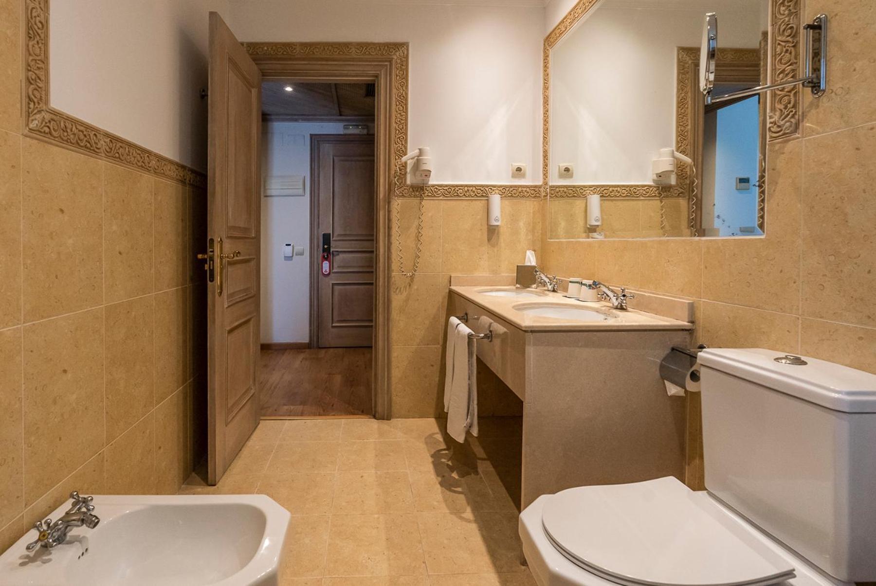 Habitación Doble con balcón (2 adultos)