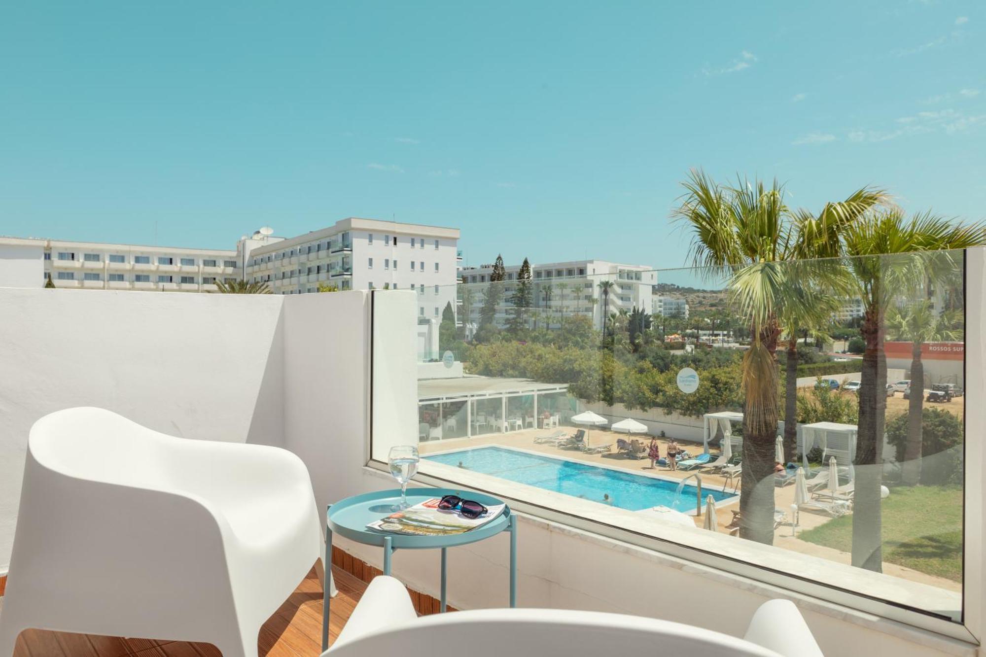 Deluxe One-Bedroom Apartment Terrace Pool View Split Level
