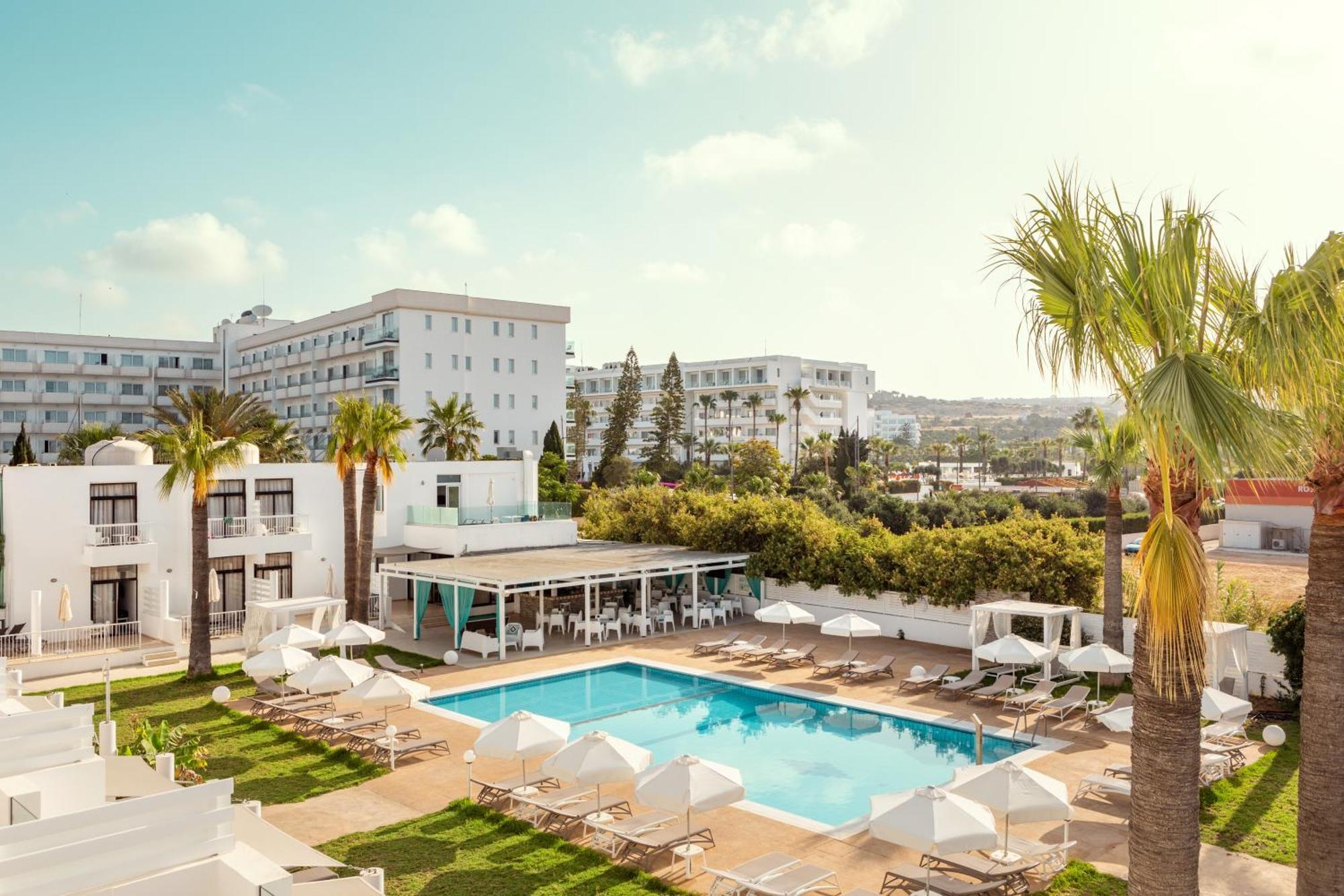 Deluxe One-Bedroom Apartment Terrace Pool View Split Level