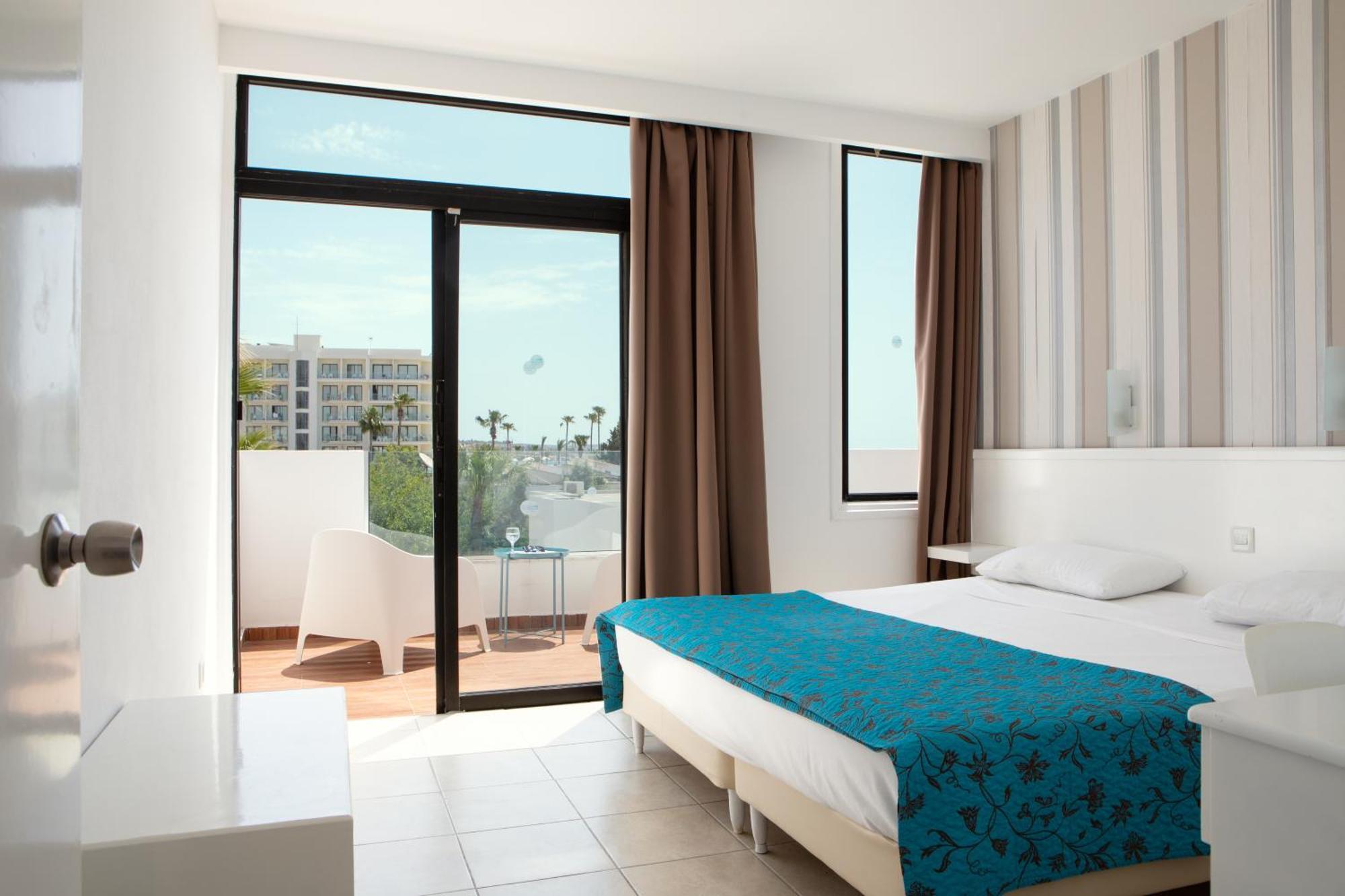 Deluxe One-Bedroom Apartment Terrace Pool View Split Level