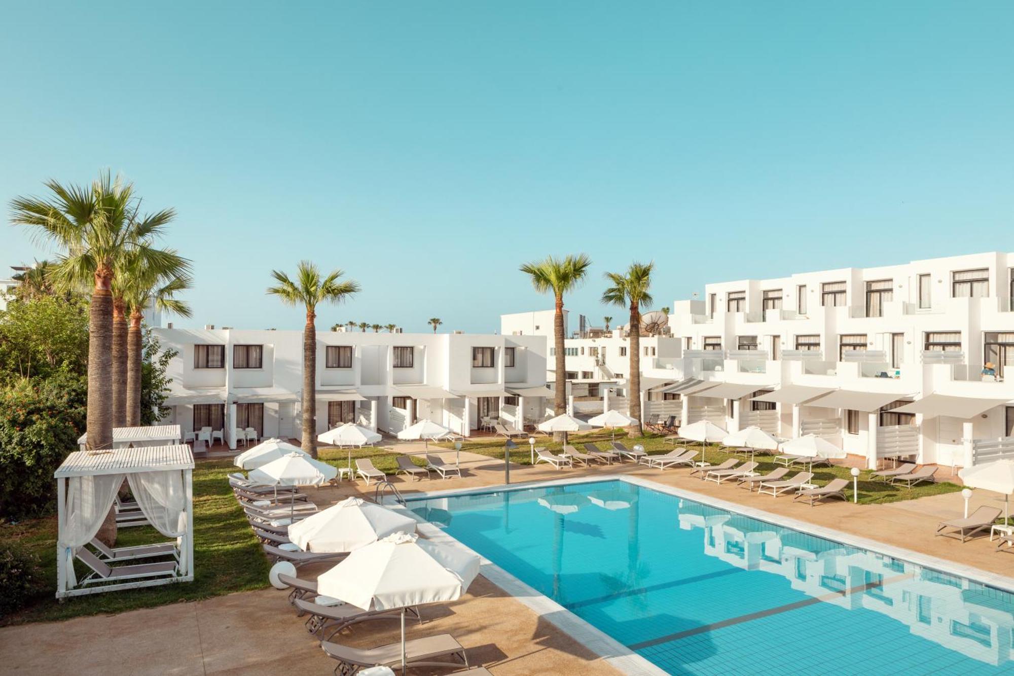 One-Bedroom Maisonette Easy Pool Access