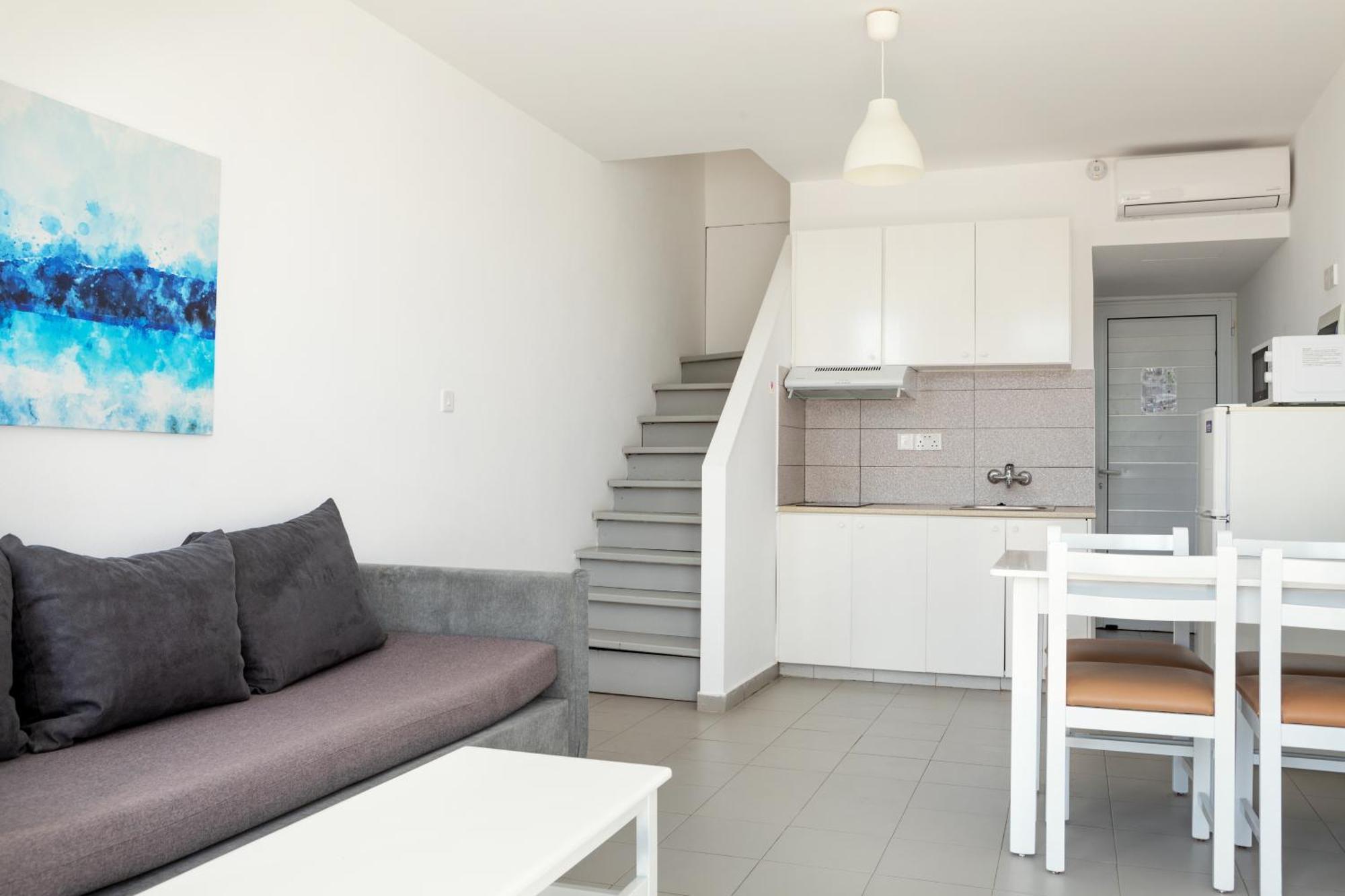Deluxe One-Bedroom Apartment Terrace Pool View Split Level