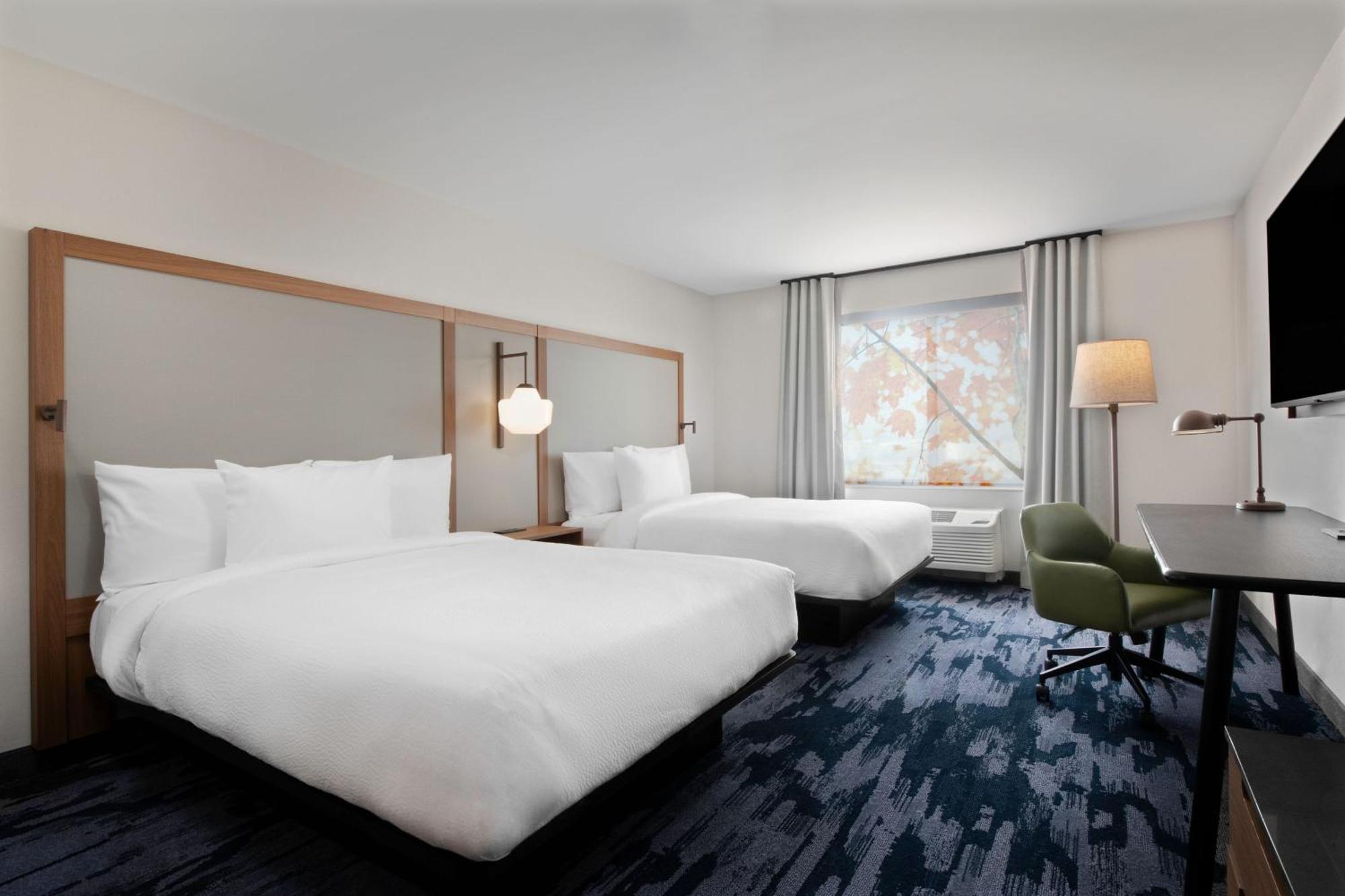 Queen Room with Two Queen Beds and Roll-In Shower - Mobility Access