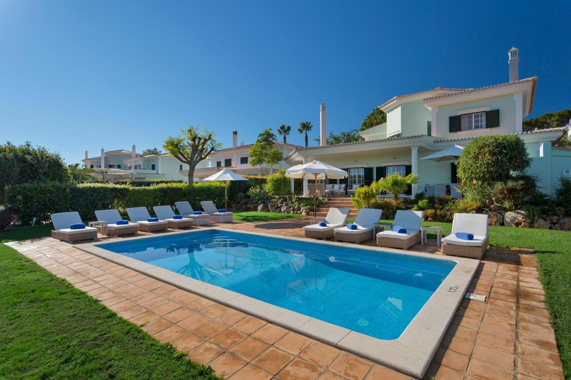 Villa Superior com 4 Quartos e Piscina