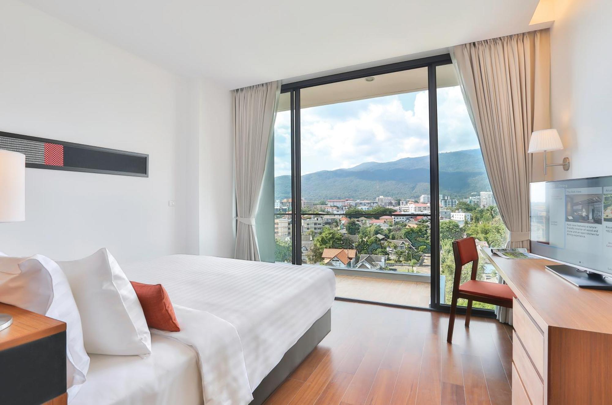 Deluxe Mountain View with Bathtub
