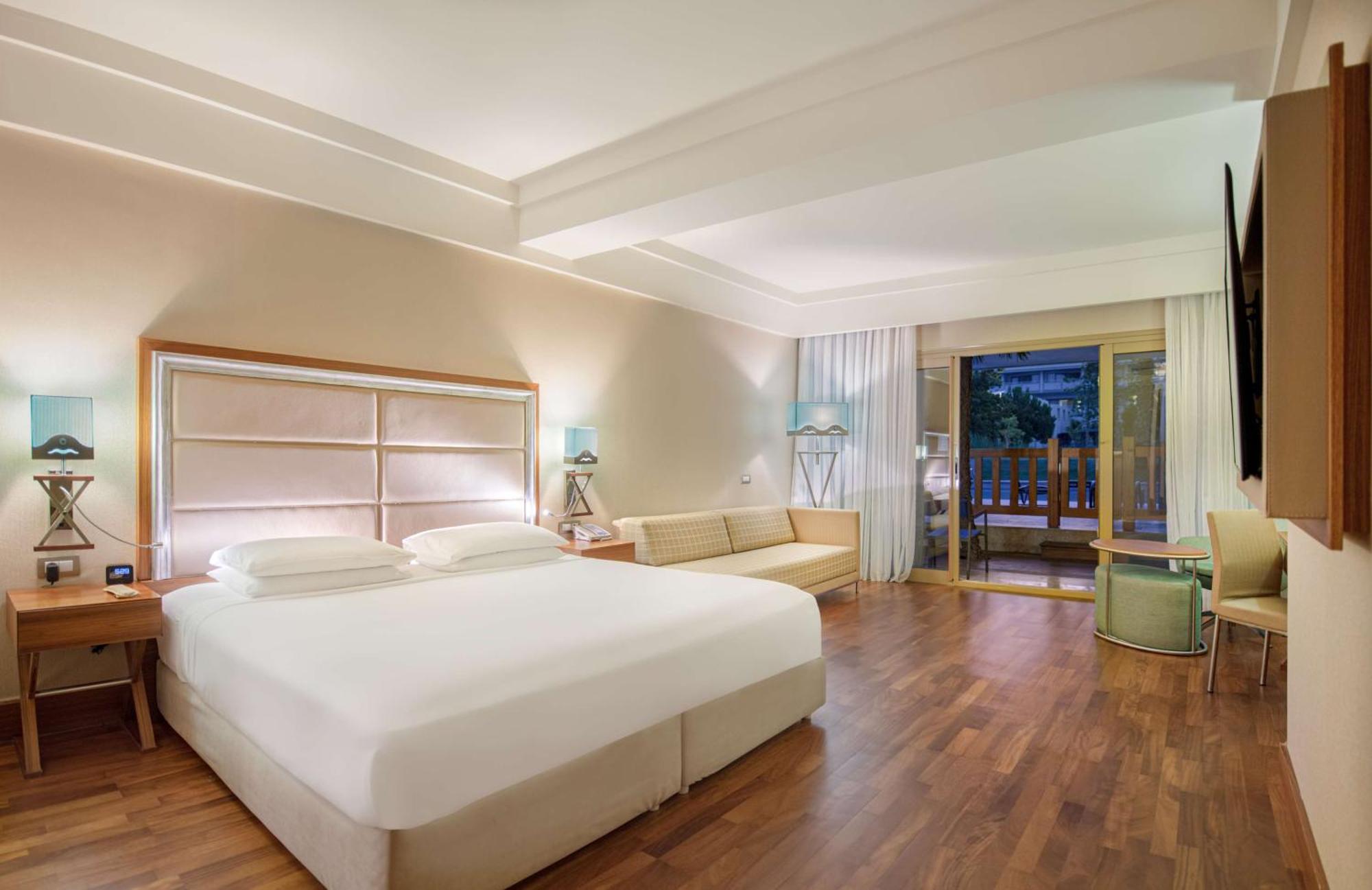 Chambre Lit King-Size Deluxe - Vue sur Piscine