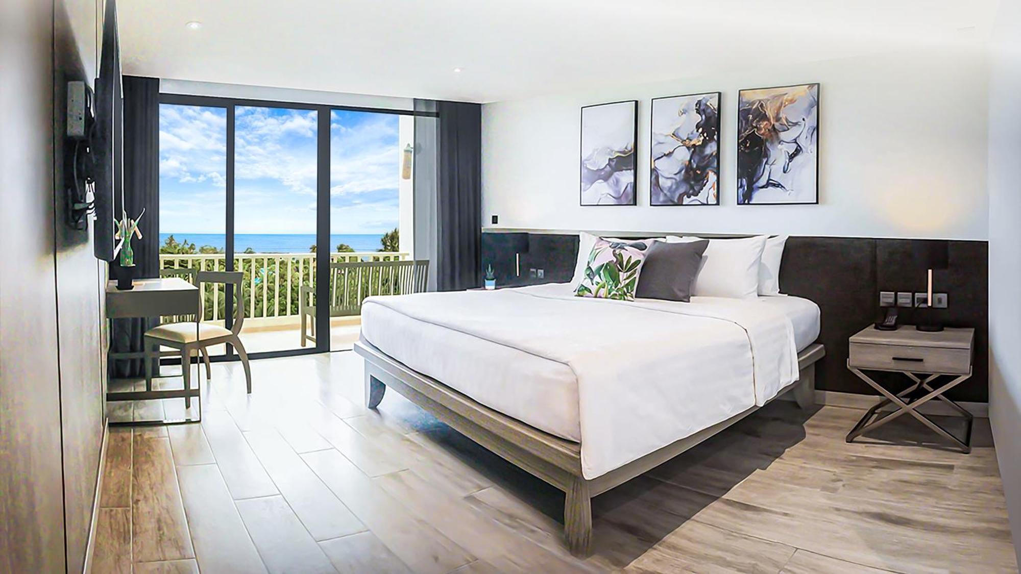Zimmer Paradox mit Kingsize-Bett und Meerblick