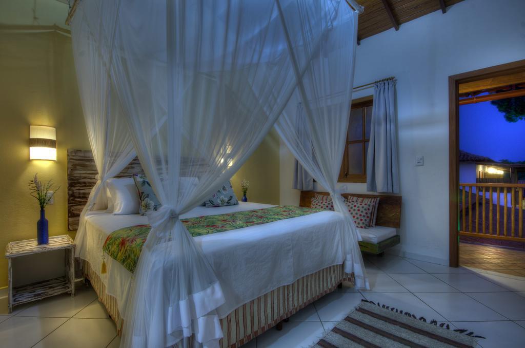 Quarto com Cama Queen-size e Banheira de Hidromassagem