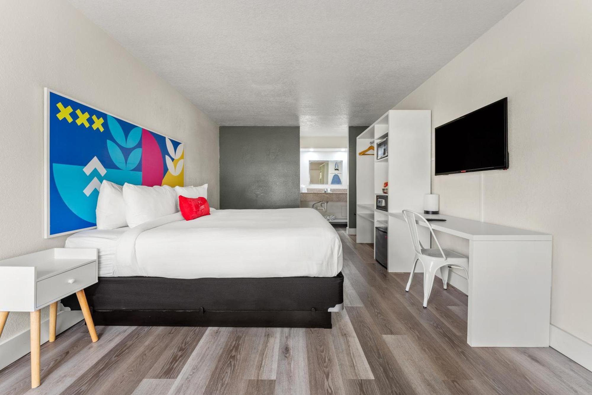 Quarto com Cama King-size, Chuveiro Acessível a Cadeirantes e Vista da Cidade - Acessível para Hóspedes com Mobilidade/Capacidade Auditiva Reduzidas - Não Fumantes