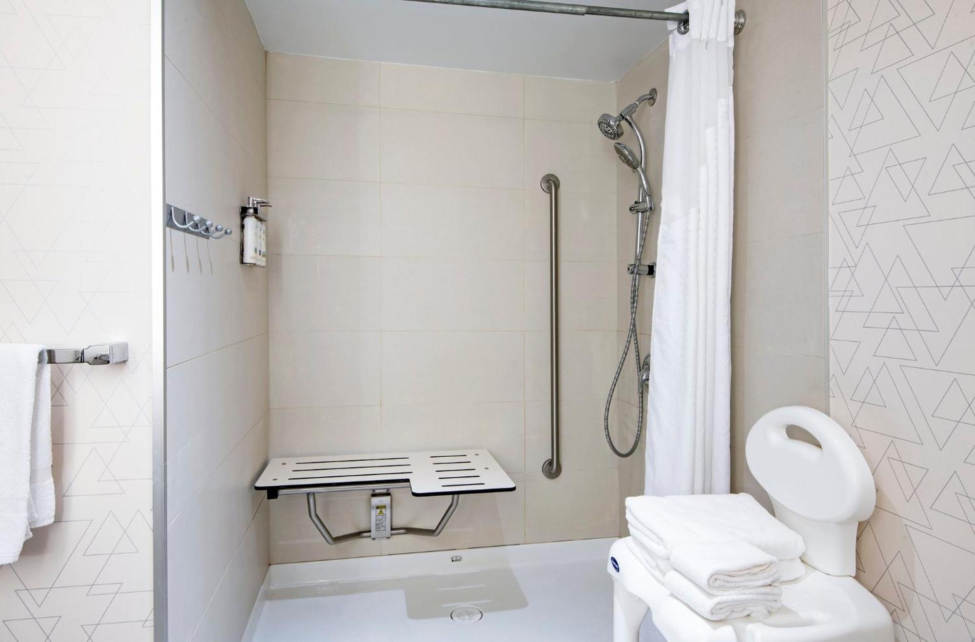 Queen Room with Two Queen Beds- Hearing Accessible Roll in Shower/Non-Smoking