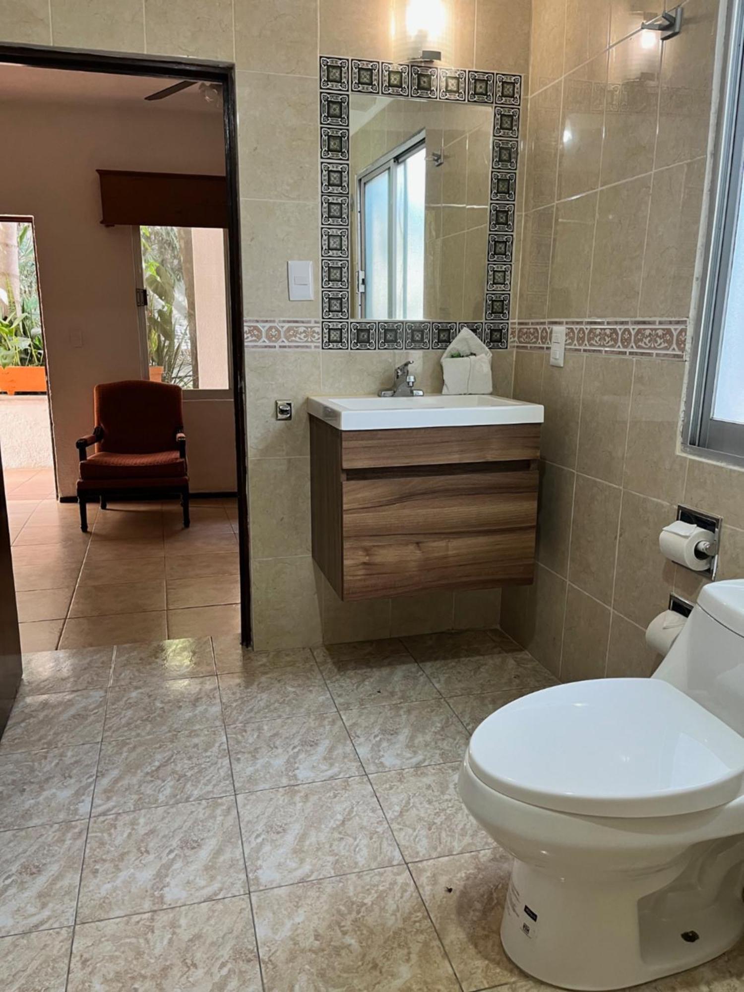 Habitación con cama grande