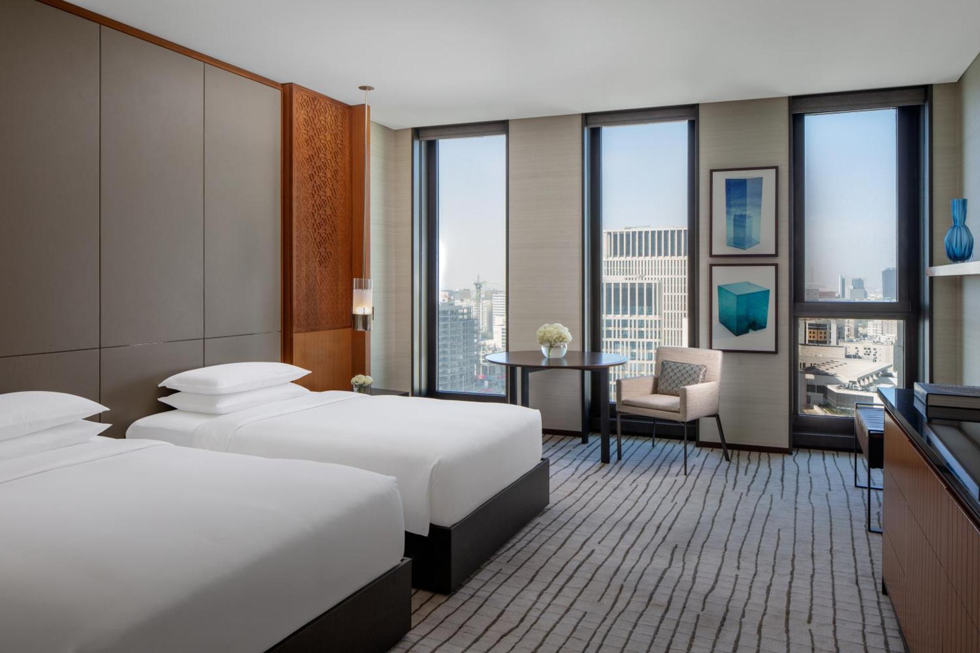 Quarto com 2 Camas de Solteiro e Vista da Cidade