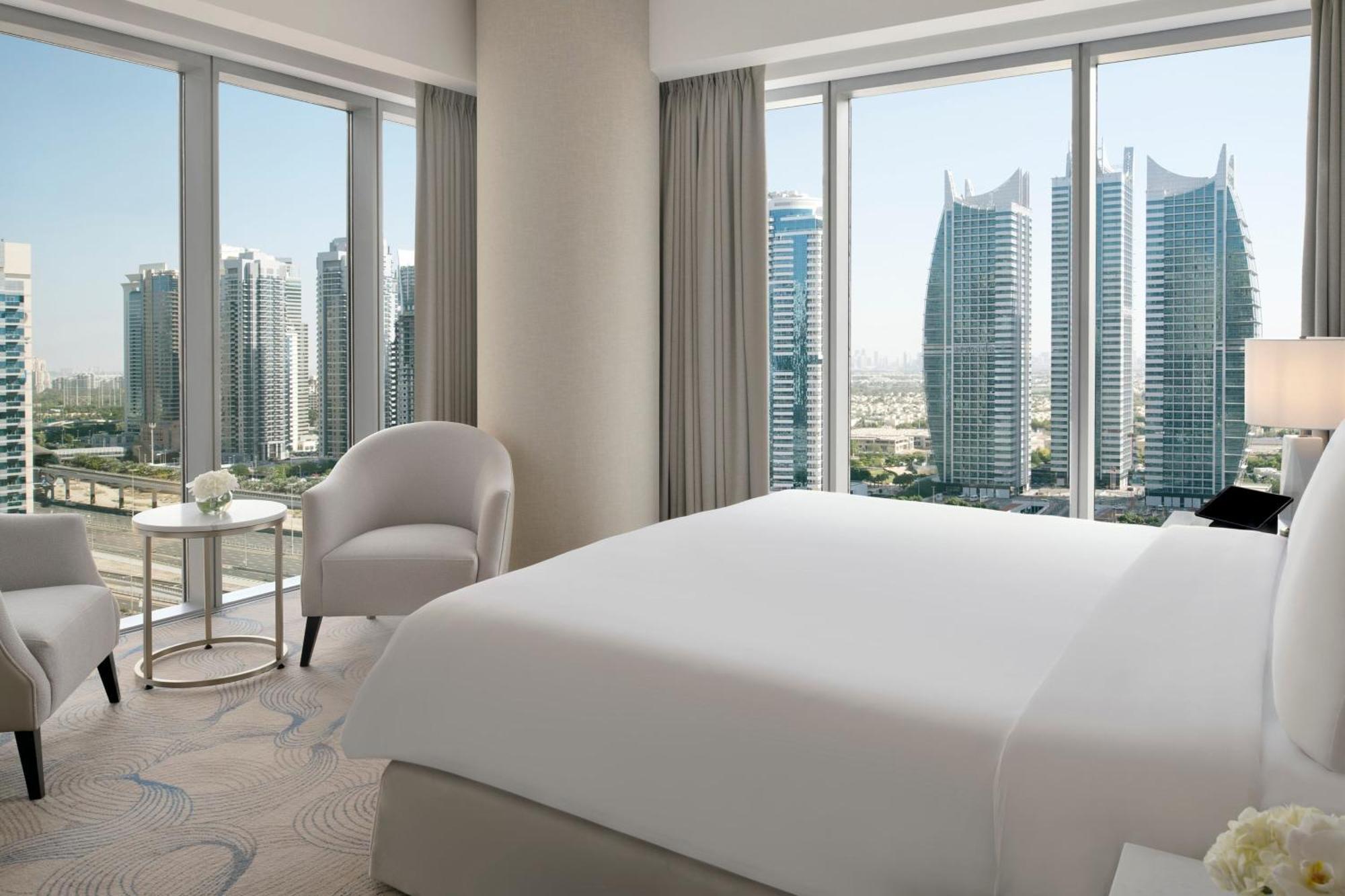 Premier Suite met Uitzicht op de Stad, slaapbank, toegang tot de club lounge met ontbijt, lunch en diner, laat uitchecken 16:00 uur, inclusief directe toegang tot Dubai Marina Mall & Marina Walk