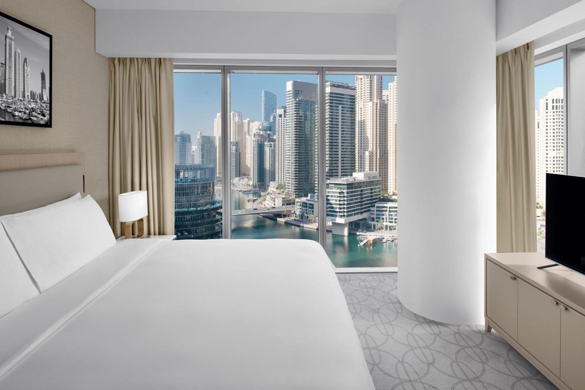 Premier Suite met Uitzicht op de Jachthaven, kingsize bed, slaapbank, toegang tot de club lounge met ontbijt, lunch en diner, laat uitchecken 16:00 uur, inclusief directe toegang tot Dubai Marina Mall & Marina Walk