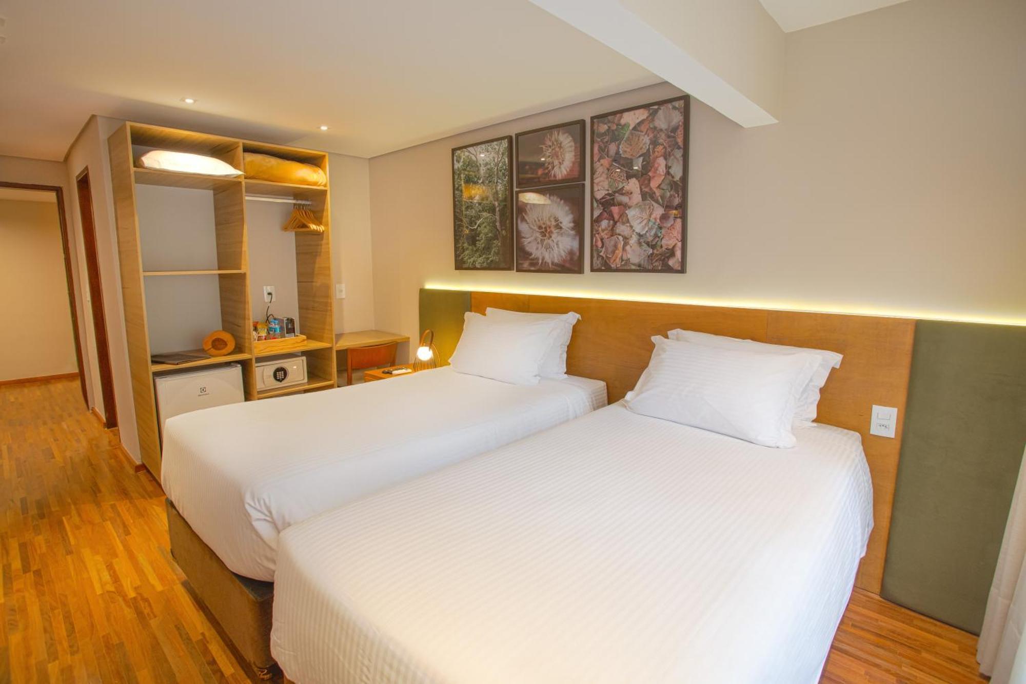 Quarto com Cama de Casal ou 2 de Solteiro e Varanda