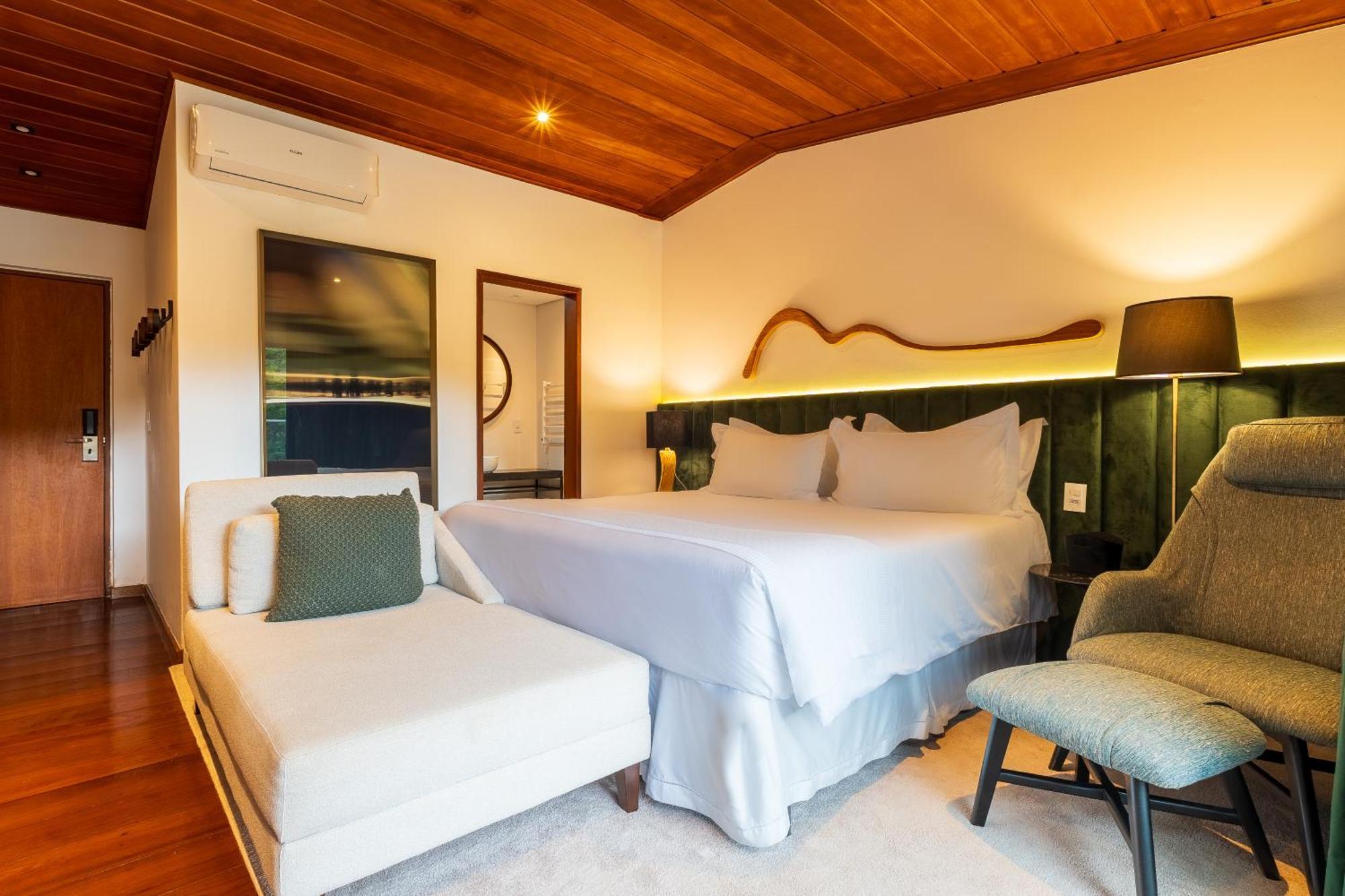 Suíte com Cama King-size e Vista da Piscina