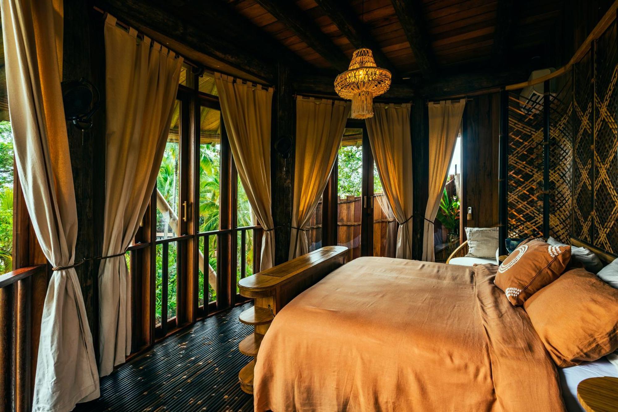 Habitación con cama extragrande y vistas al jardín